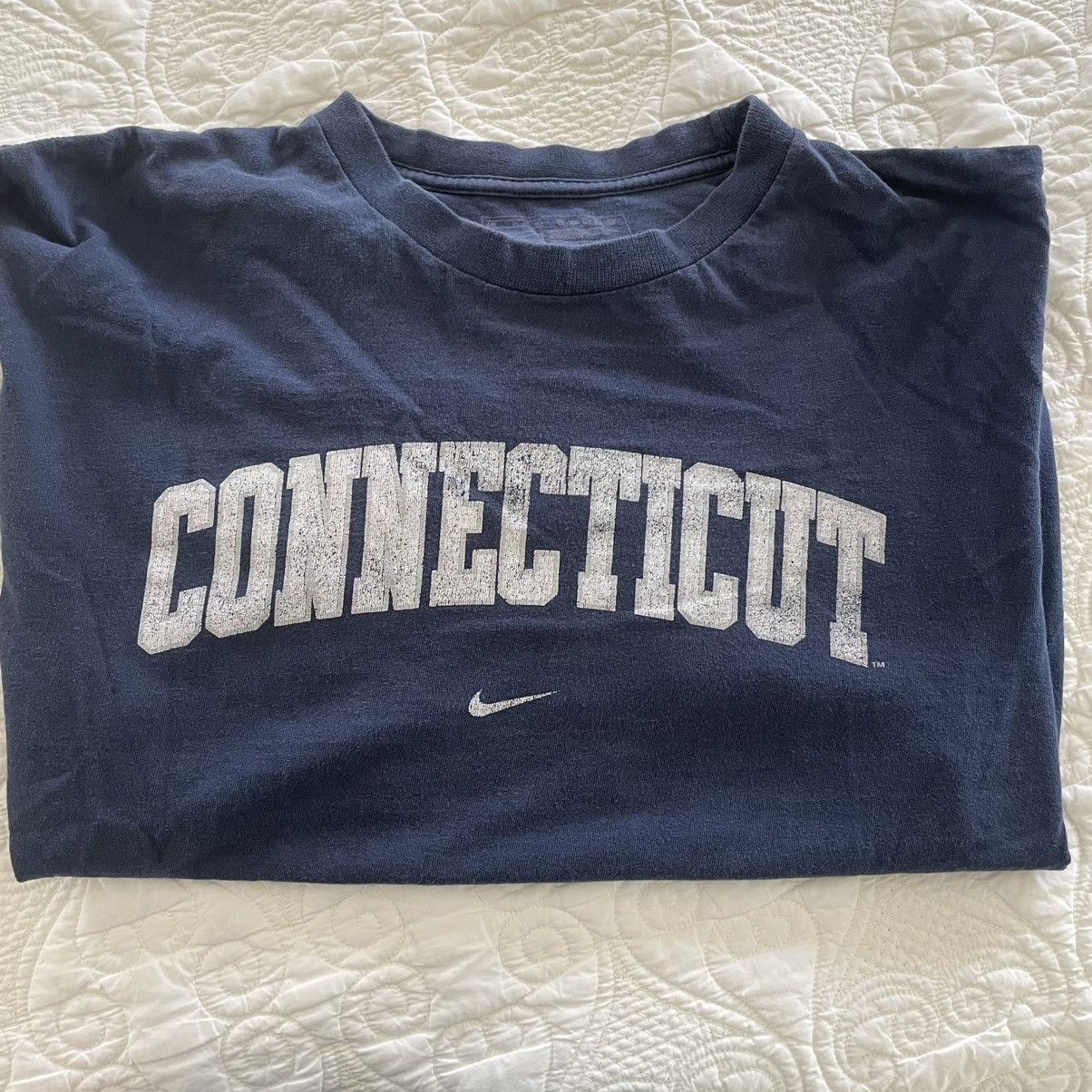 Nike Vintage Nike Uconn Center Swoosh Tee Size US M / EU 48-50 / 2 - 4 Thumbnail