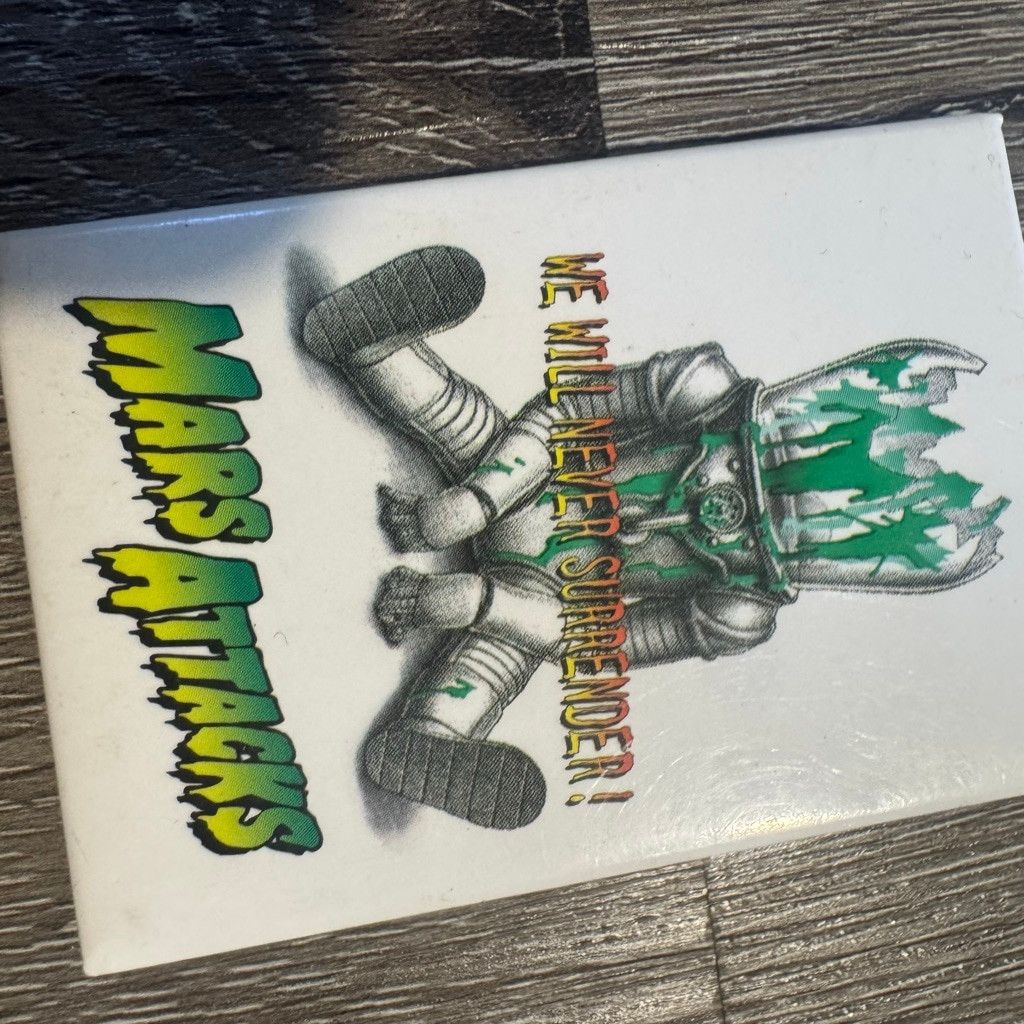 Warner Bros Mars Attacks Never Surrender! Movie Promo Pin New 1996 WB Size ONE SIZE - 2 Thumbnail