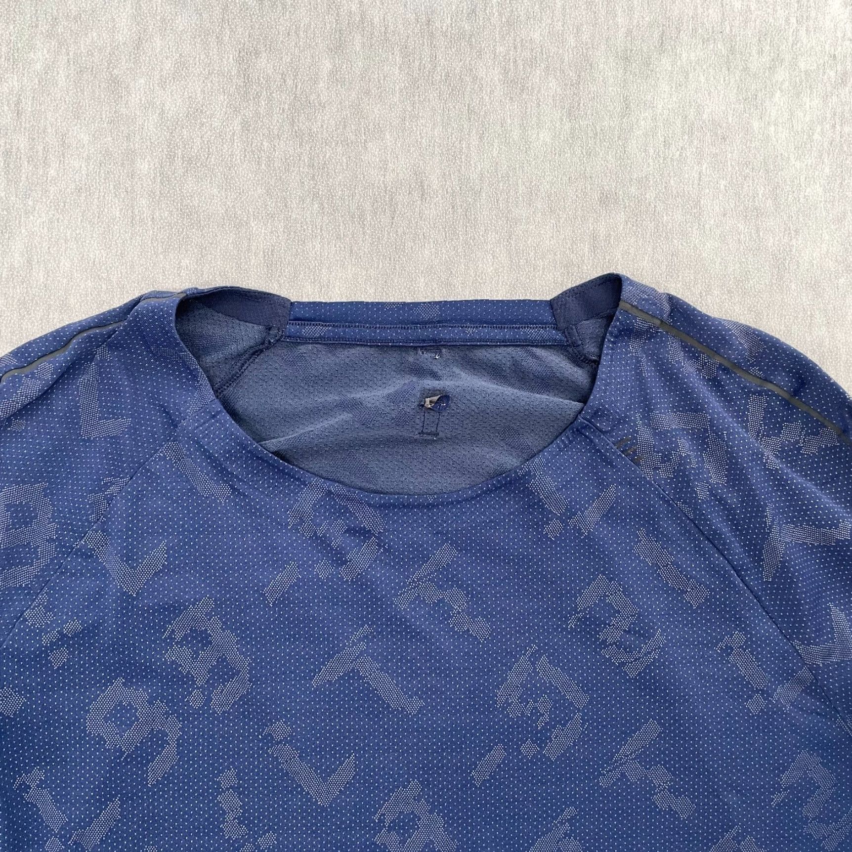 Lululemon LULULEMON Drysense Long Sleeve Shirt Adult Large Blue Athletic Gym Mens Size US L / EU 52-54 / 3 - 3 Thumbnail