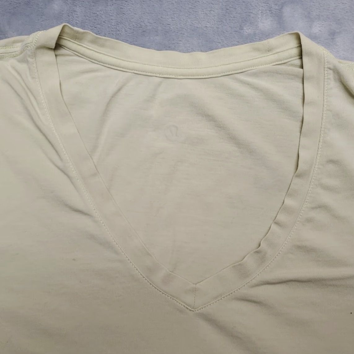 Lululemon Lululemon Shirt Womens Large Pale Green Performance 4 way Stretch Vneck Love TEE Size L / US 10 / IT 46 - 2 Thumbnail