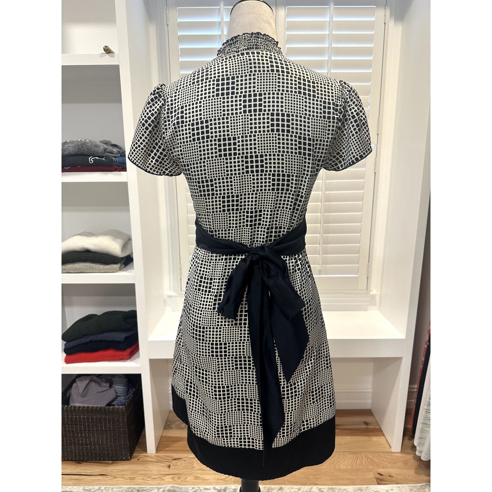 Banana Republic Banana Republic Black White Short Sleeve V Neck Midi Dress 0 Size XS / US 0-2 / IT 36-38 - 4 Thumbnail