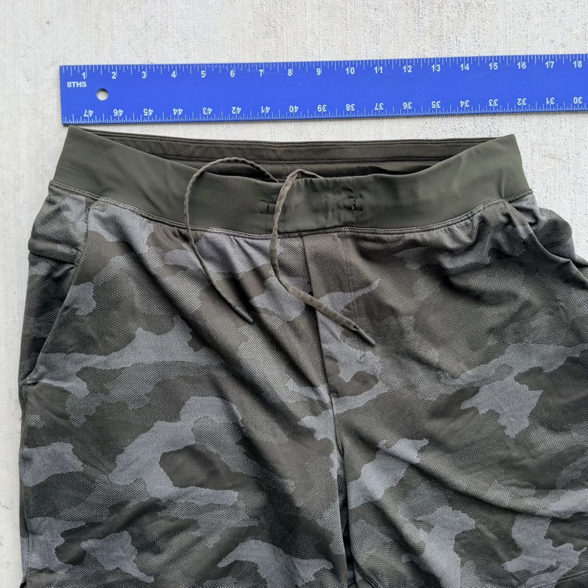 Lululemon Lululemon Linerless Shorts Men Size Large Green Camo Active Size US 34 / EU 50 - 5 Thumbnail