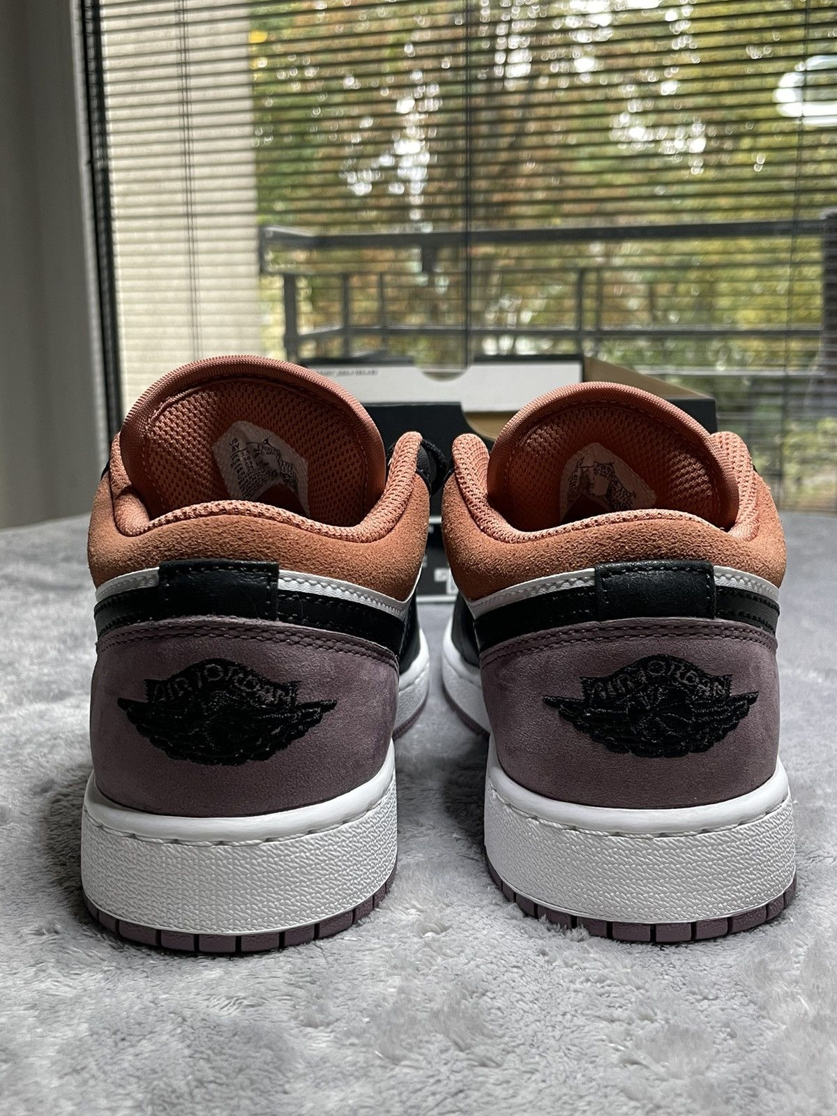 Nike AIR JORDAN 1 LOW SE (GS) Size US 5.5 / IT 35.5 - 4 Thumbnail