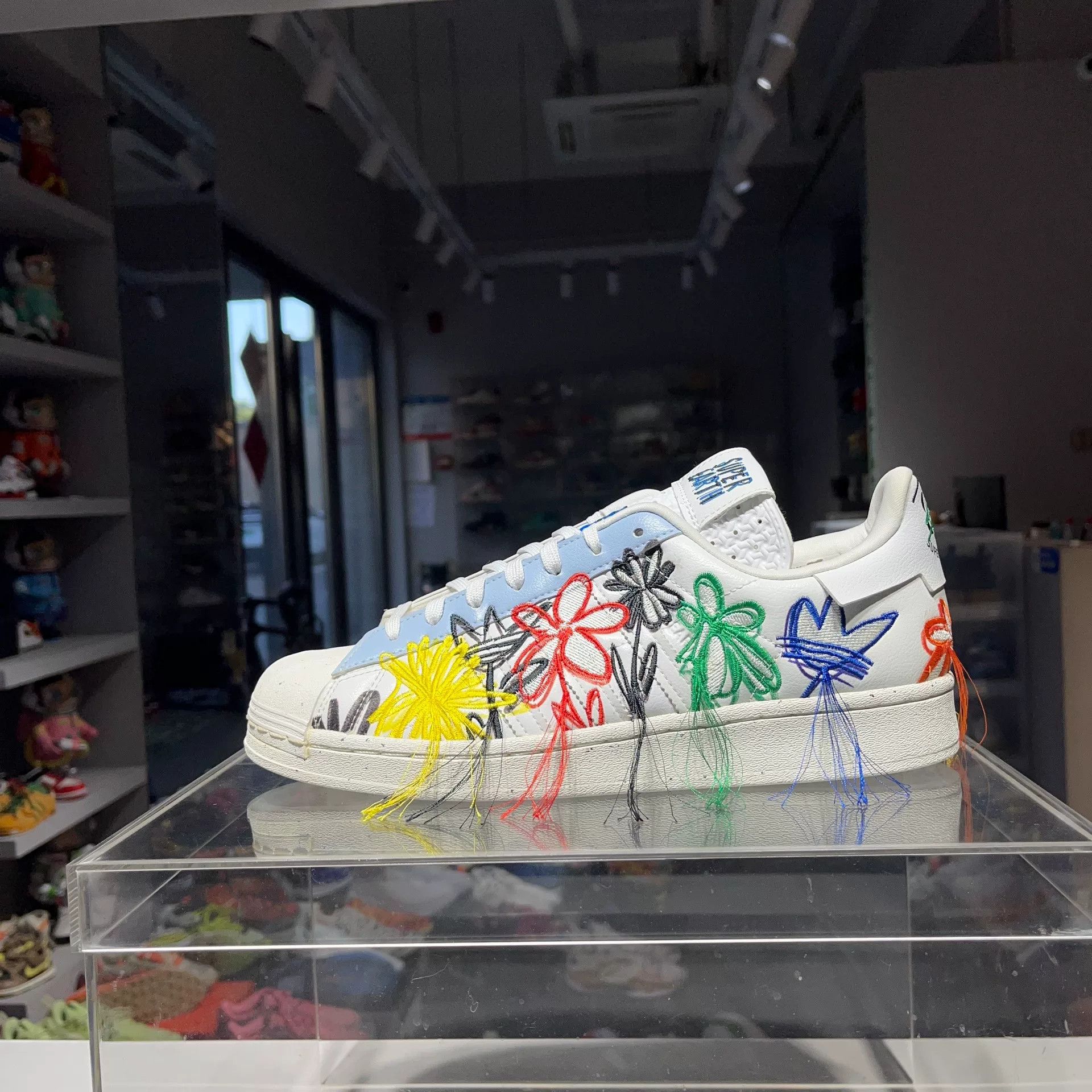 Adidas Adidas White Lowtop Sneakers 11.5 Men Size US 11.5 / EU 44-45 - 1 Thumbnail