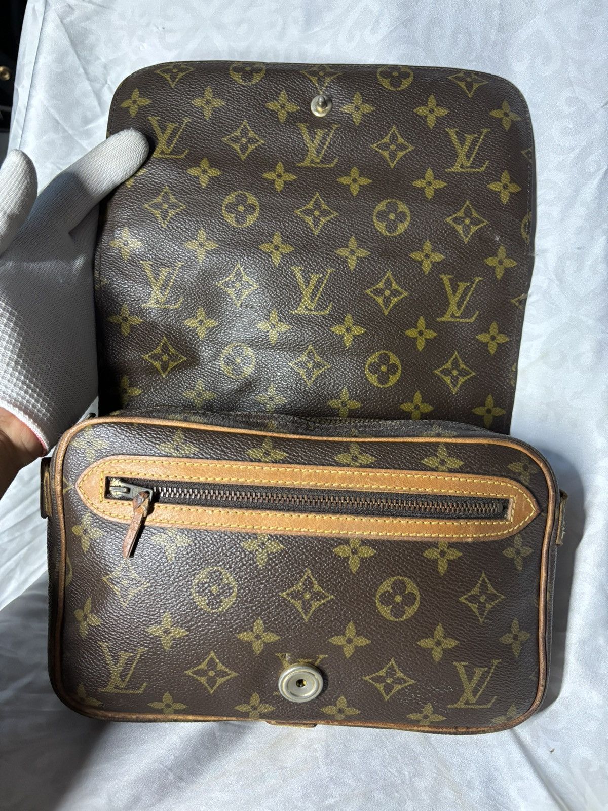 Louis Vuitton (very worn) Louis Vuitton Cluth Bag Vintage Size ONE SIZE - 7 Thumbnail