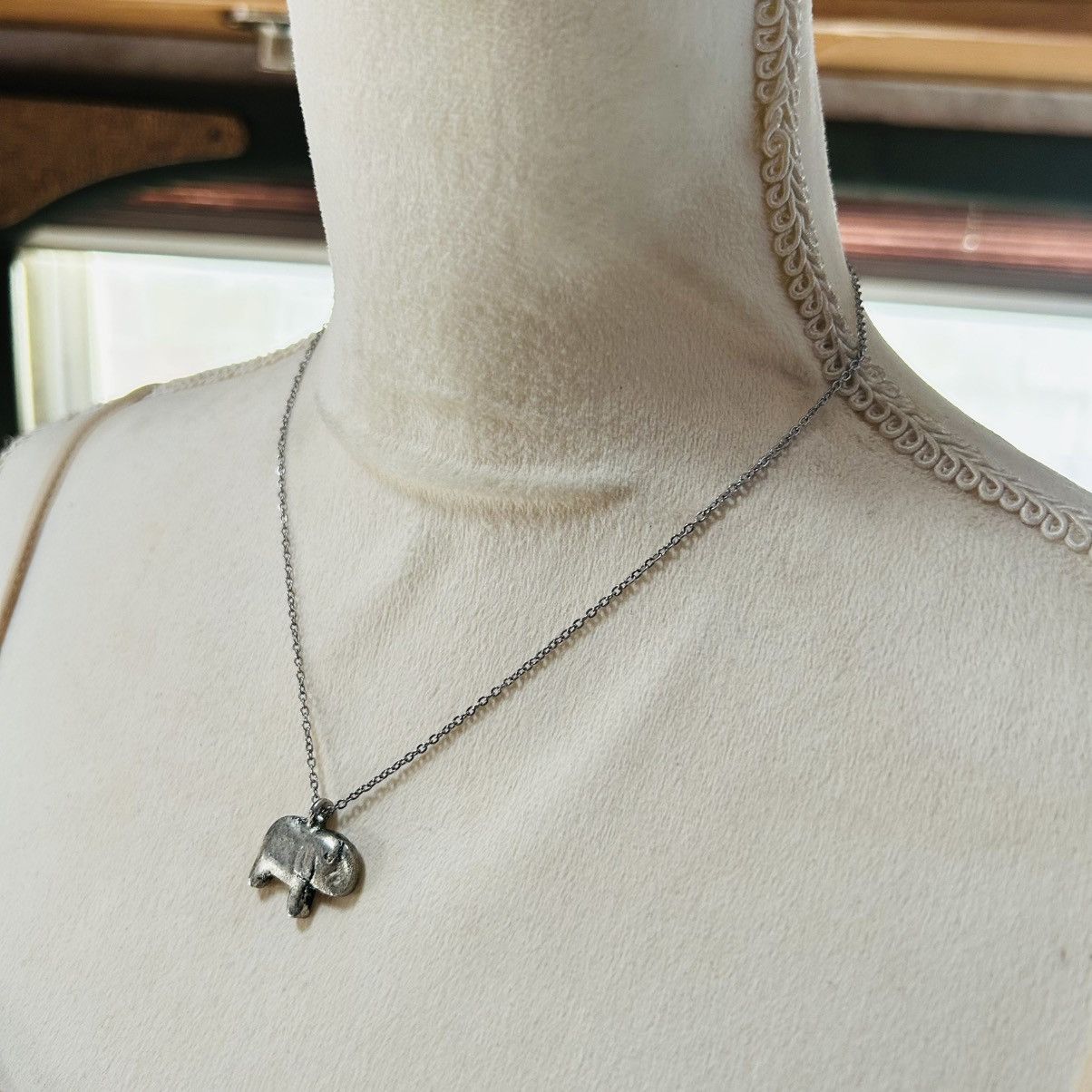 Vintage Vintage lucky elephant pendant on chain necklace Size ONE SIZE - 3 Thumbnail