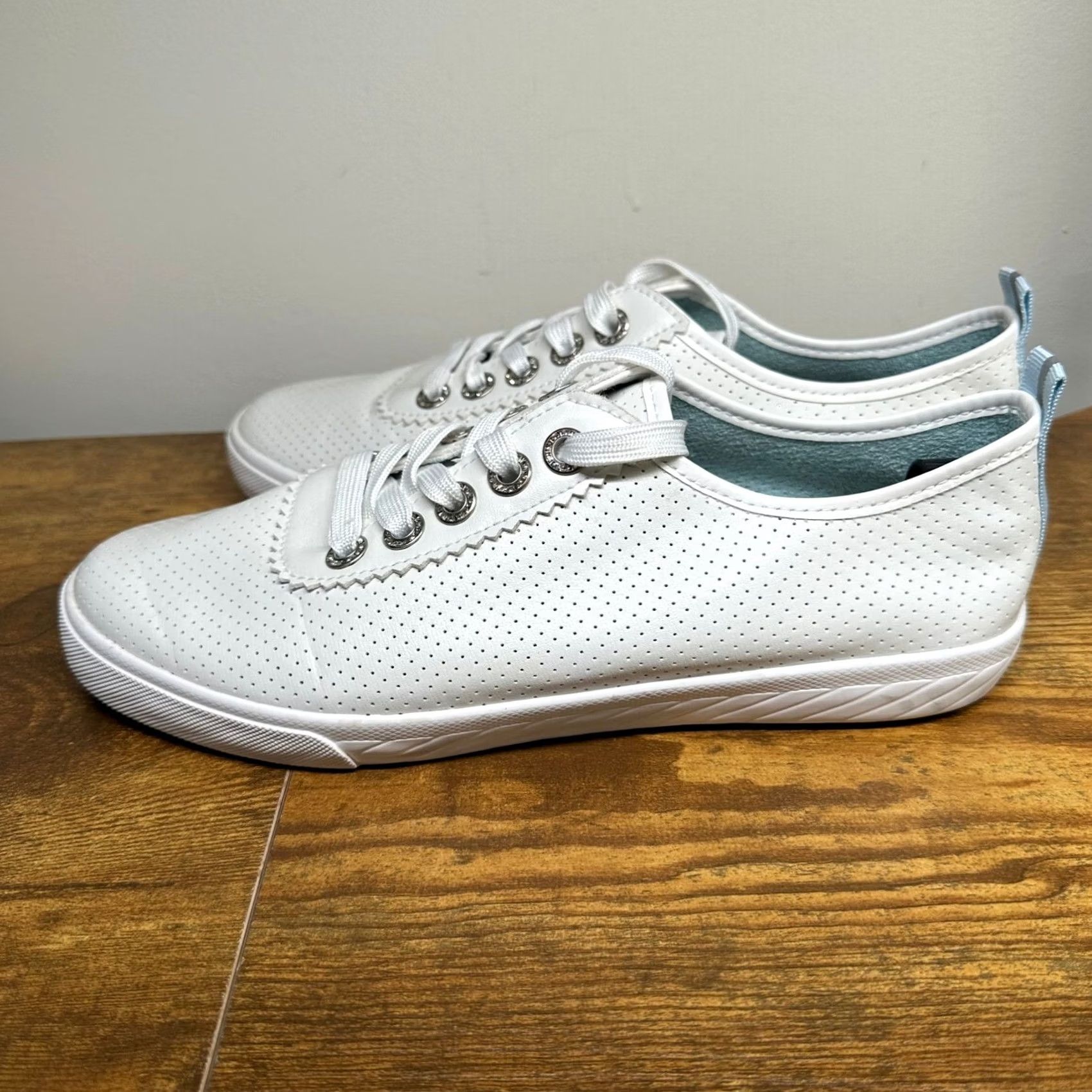 Tommy Bahama Tommy Bahama Womens White Perforated Low Top Lace Up Sneakers Scalloped Edge Shoes Gallery Brown? Size L / US 10 / IT 46 - 3 Thumbnail