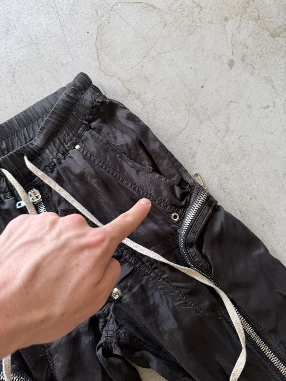 Rick Owens Rick Owens Tecuatl Bauhaus Silk Cargos Size US 26 / EU 42 - 4 Thumbnail