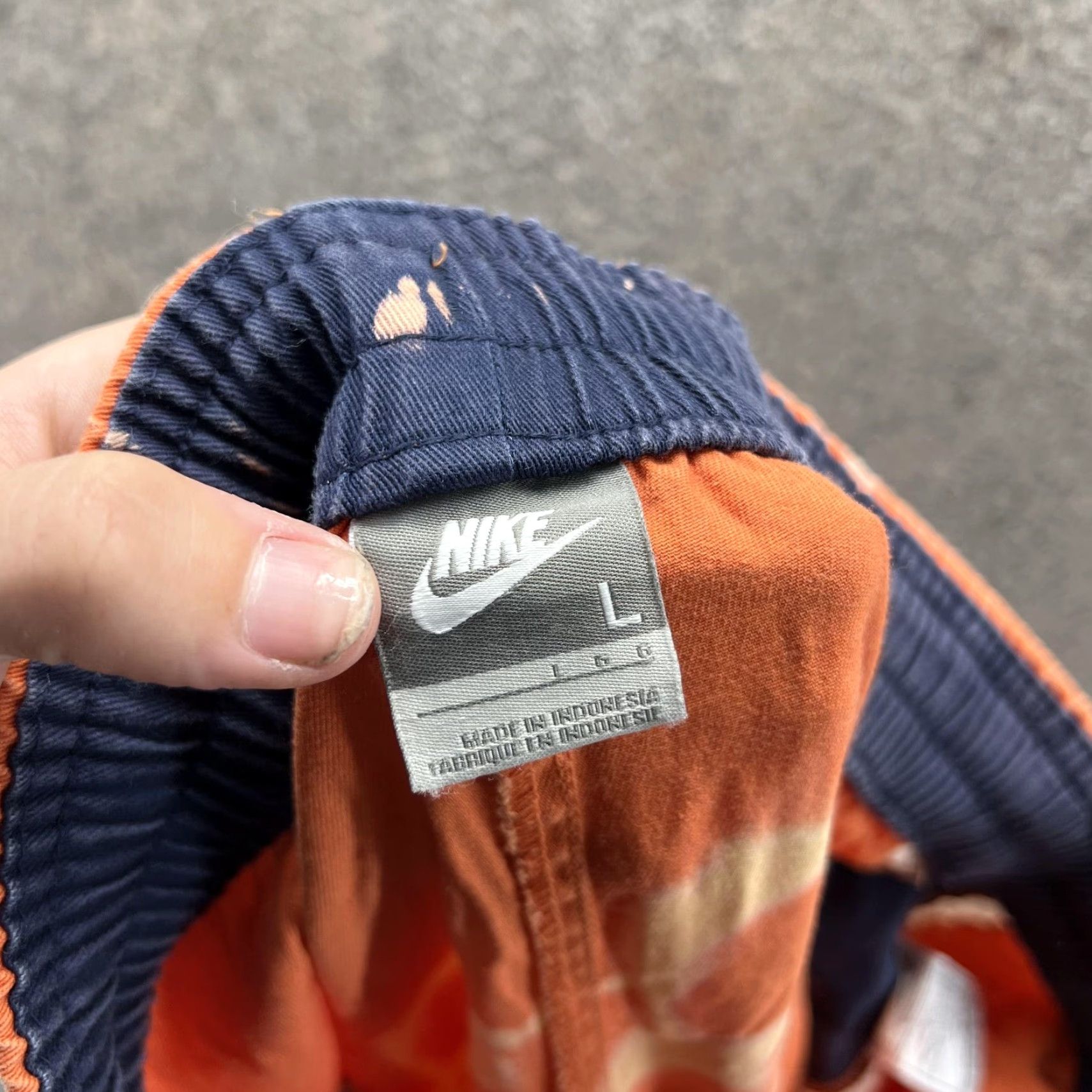 Nike Nike Sweat Shorts Mens Large Orange Colorblock 9 Inseam L 328820-839 Mens Shorts Nike Swoosh Summer Casual Gym & Training Size US 33 - 4 Thumbnail