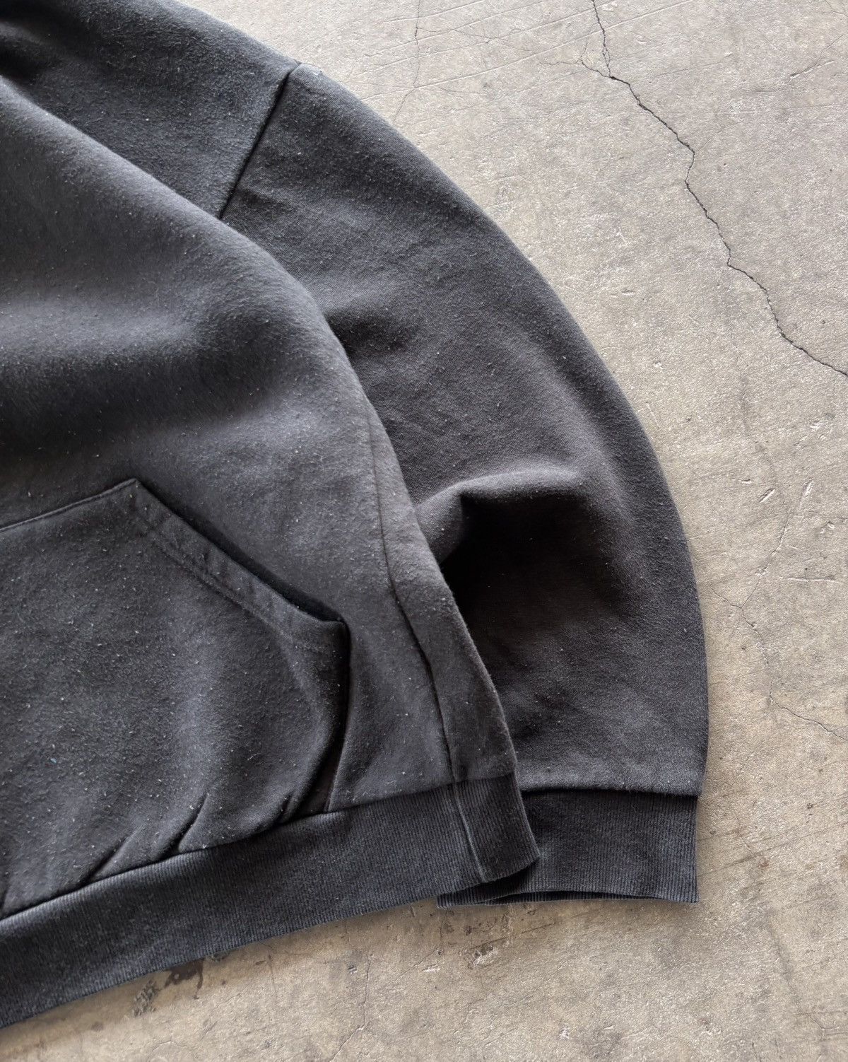Russell Athletic 2000s Heavyweight Faded Black Blank Boxy Hoodie Size US L / EU 52-54 / 3 - 3 Thumbnail
