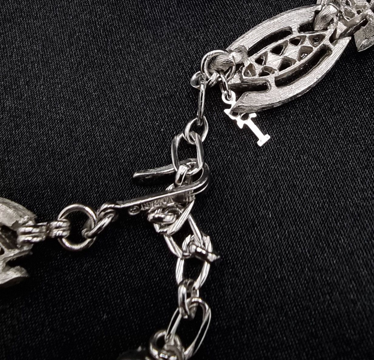 Vintage Rare Find Vintage 1960s Crown Trifari Silver-Tone Choker Nec Size ONE SIZE - 3 Thumbnail
