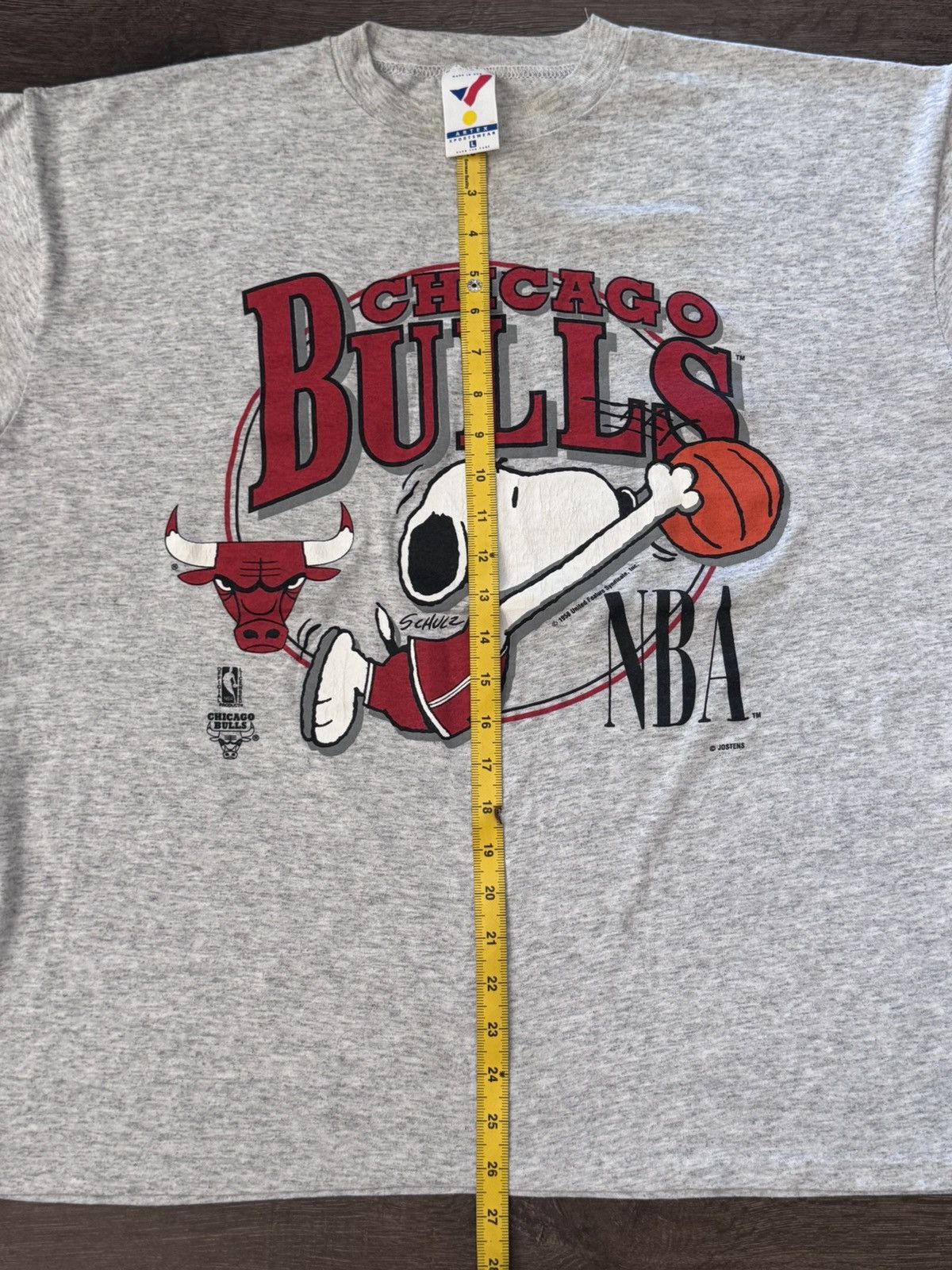 NBA vintage 90s t-shirt Chicago Bulls and the Peanuts Snoopy. Size US L / EU 52-54 / 3 - 10 Thumbnail