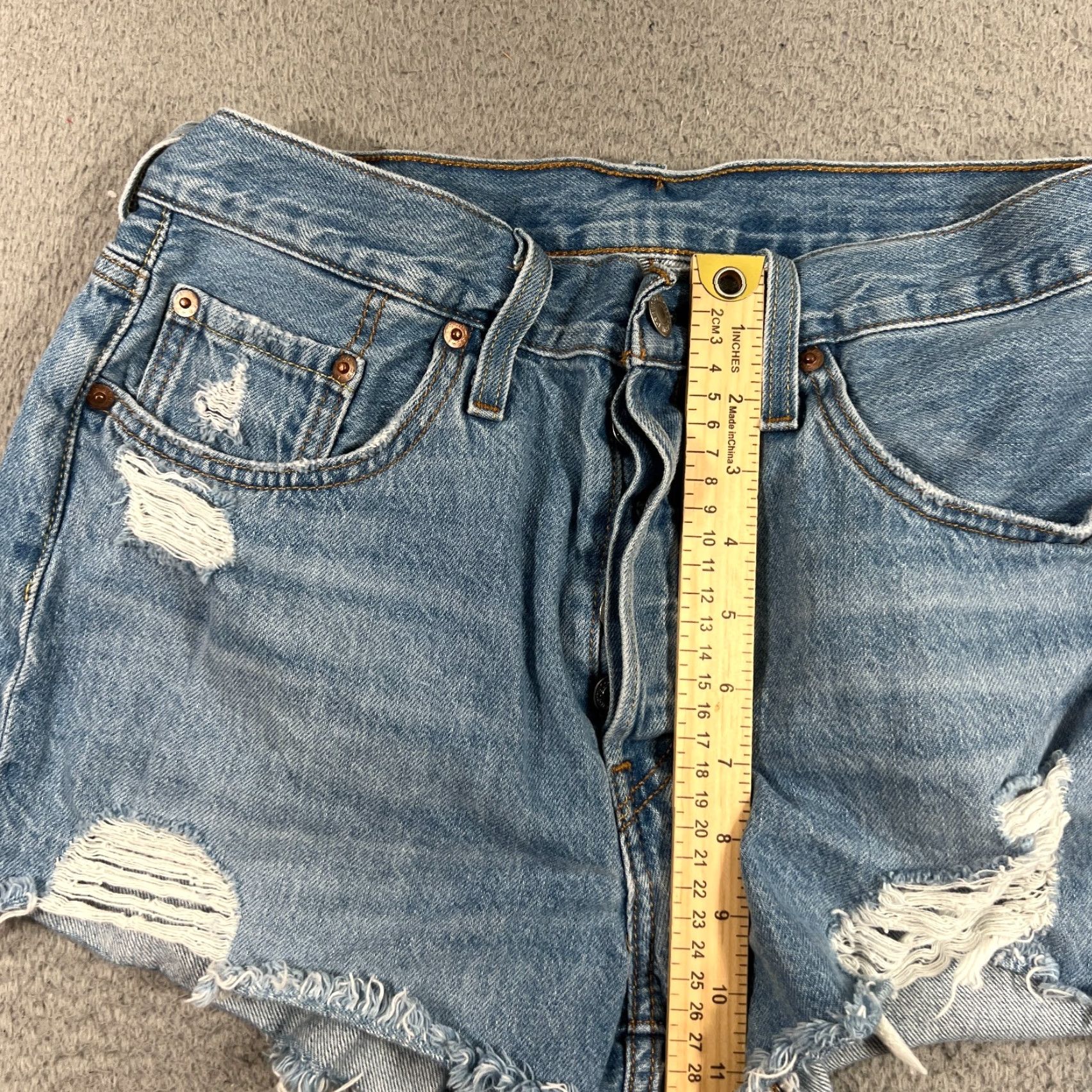 Levi's Levi's Women's 501 Shorts Size 28 Blue Denim Cut-Off Distressed Fringe Casual Summer Size 28" / US 6 / IT 42 - 4 Thumbnail