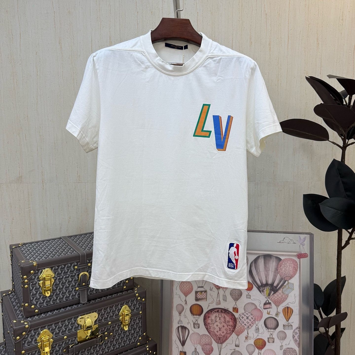 Louis Vuitton Louis Vuitton x NBA Logo T-Shirt Size M Size US M / EU 48-50 / 2 - 1 Thumbnail