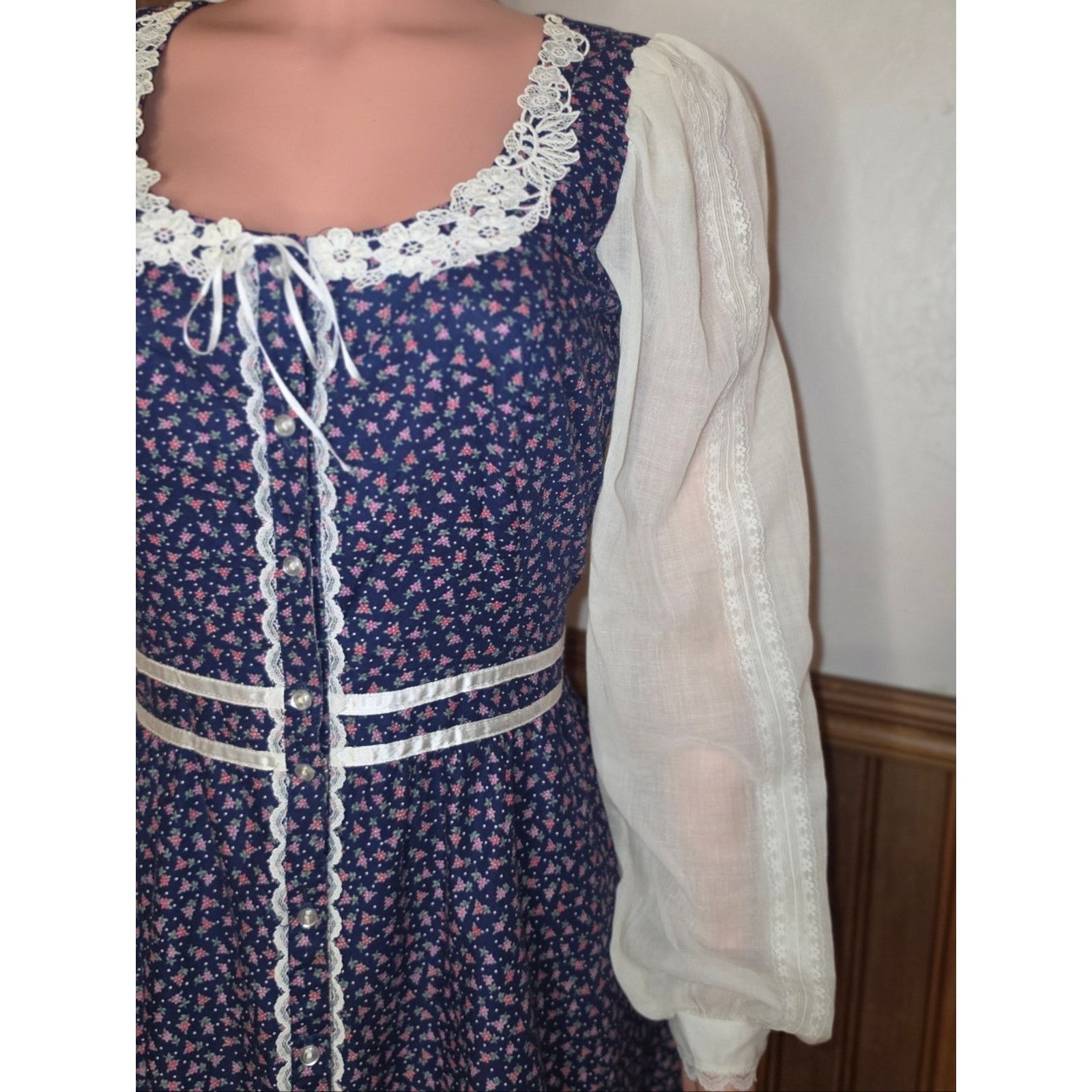 Jessica McClintock Gunne Sax 70s Navy Floral Midi Dress with White Lace Trim 13 Size S / US 4 / IT 40 - 4 Thumbnail