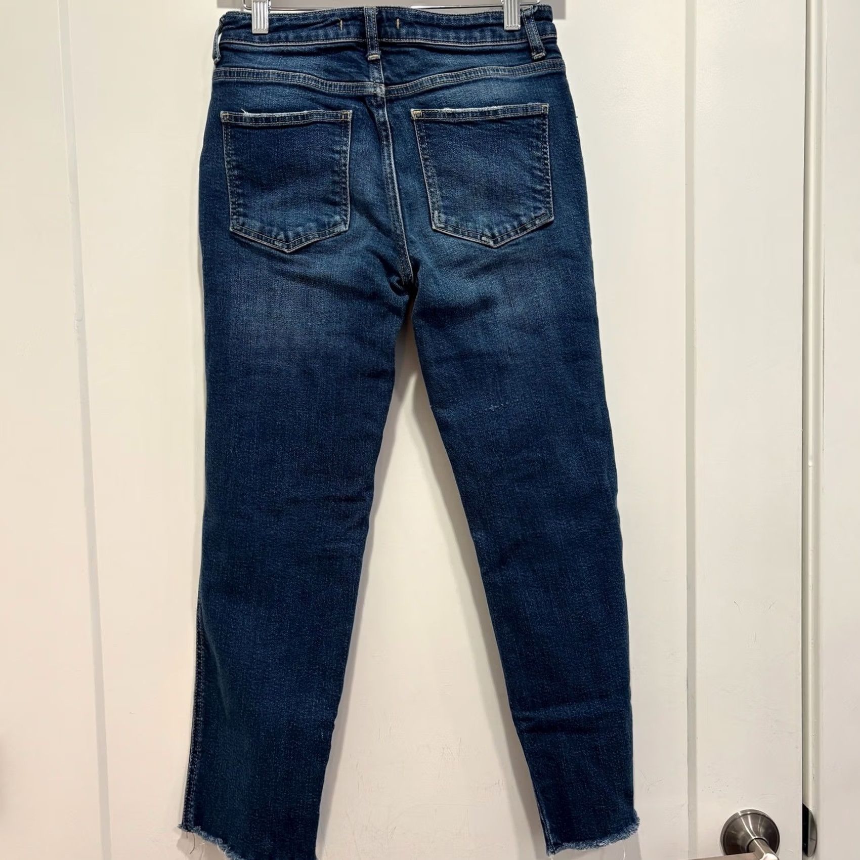 Free People Free People Blue Dark Wash Skinny Jeans Size 25 Raw Hem Frayed Cropped Denim Womens Size 42" / US 20 - 3 Thumbnail