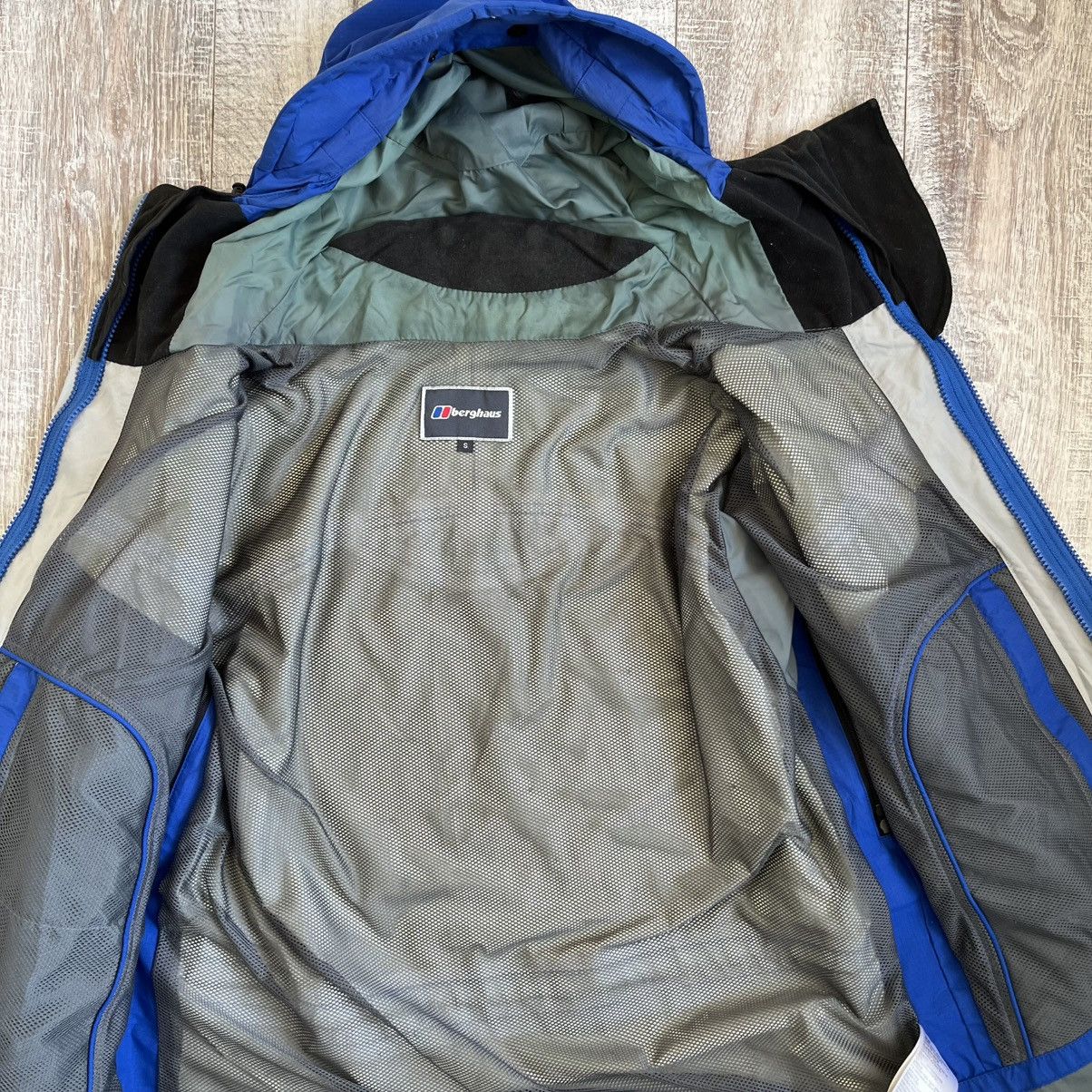 Berghaus × Goretex × Vintage Vintage berghaus Mera peak gore Tex xcr jacket Size US S / EU 44-46 / 1 - 2 Thumbnail