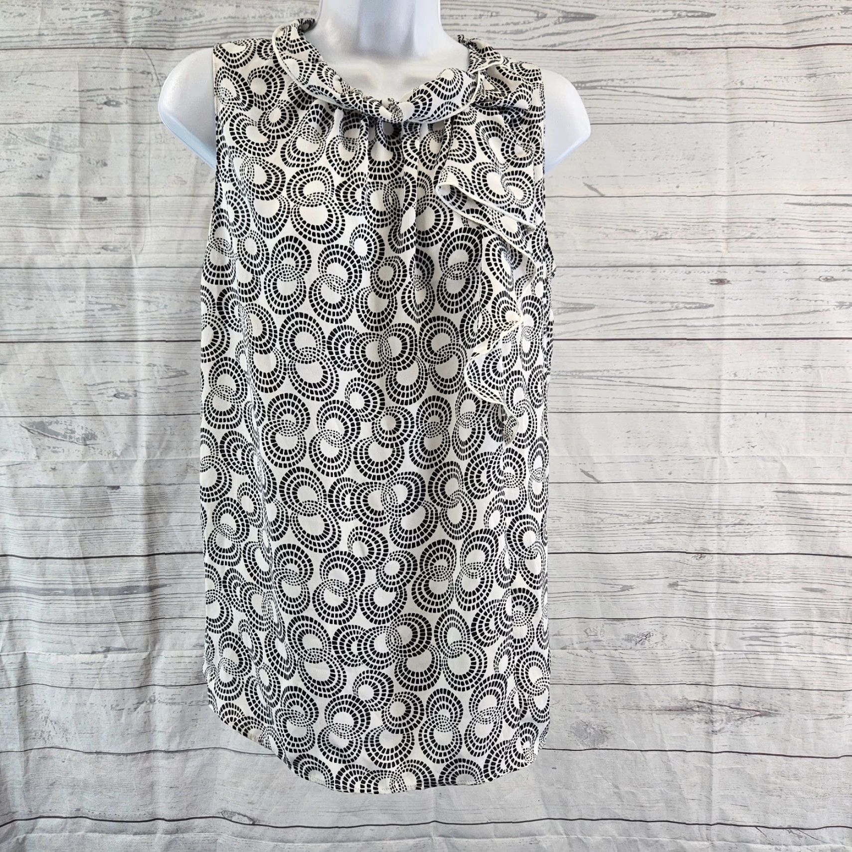 Ann Taylor Ann Taylor Top Sz Small Black White Sleeveless Ruffle Womens Size S / US 4 / IT 40 - 2 Thumbnail
