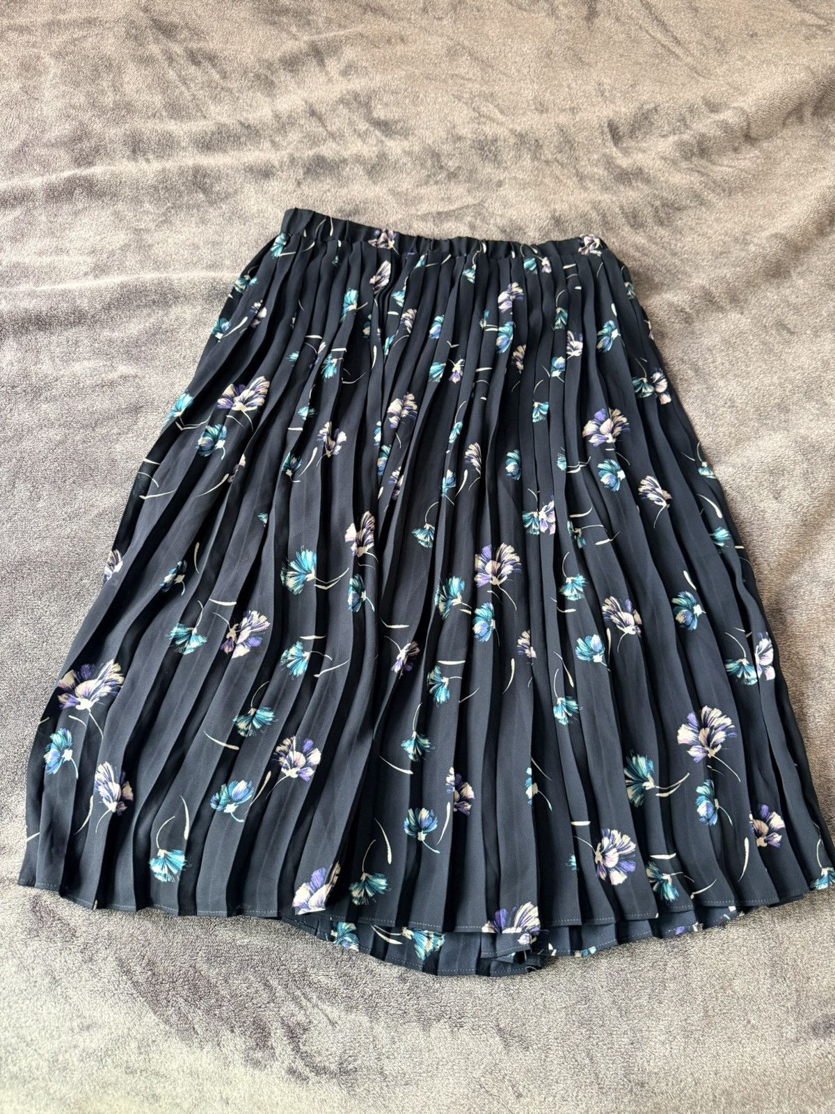 Banana Republic Banana Republic Floral Pleated Midi Skirt Sz S Black Blue Size 28" / US 6 / IT 42 - 2 Thumbnail