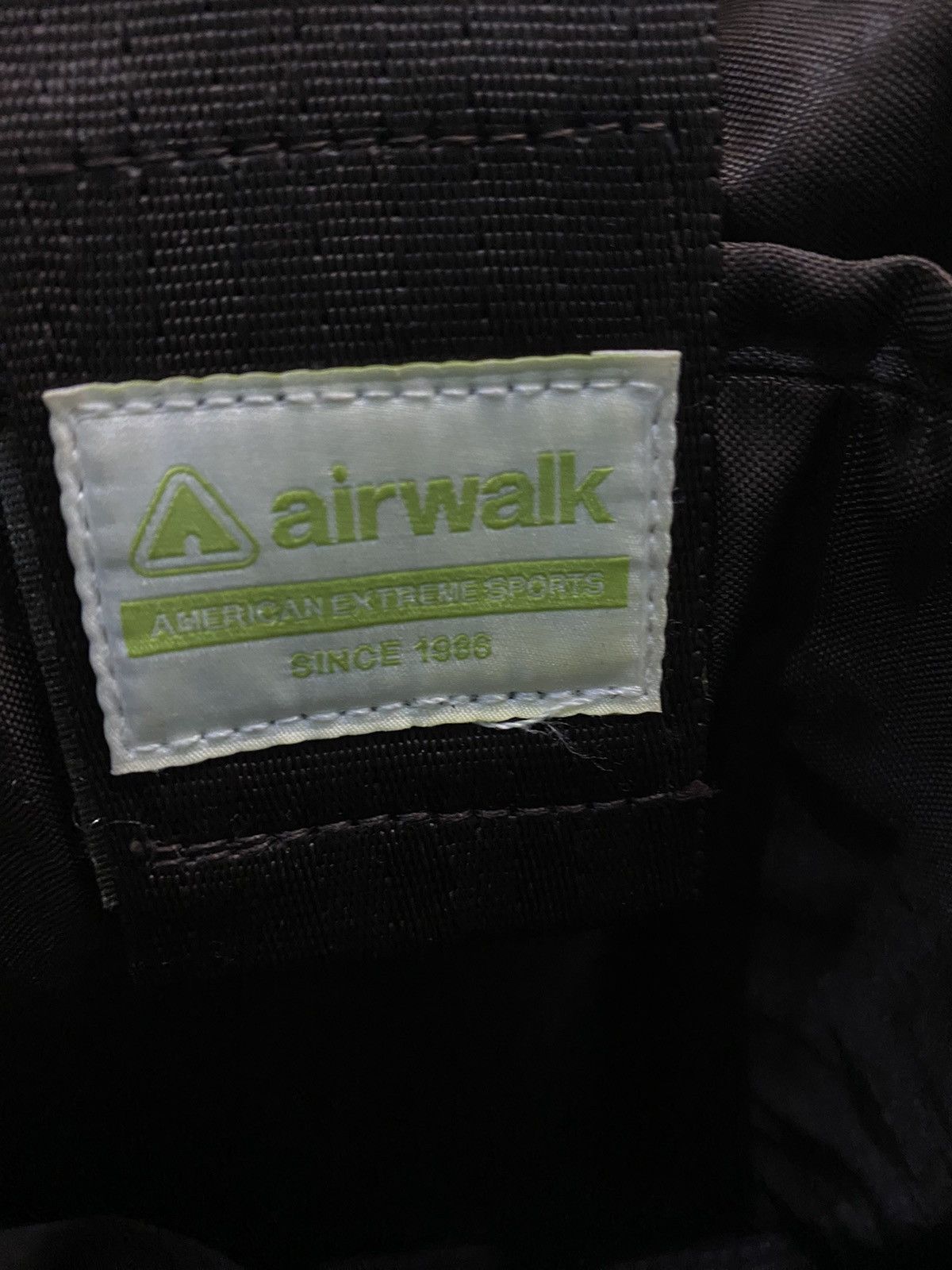 Airwalk × Vintage 🔥HOT ITEM🔥 AIRWALK sling bag excellent condition Size ONE SIZE - 15 Thumbnail