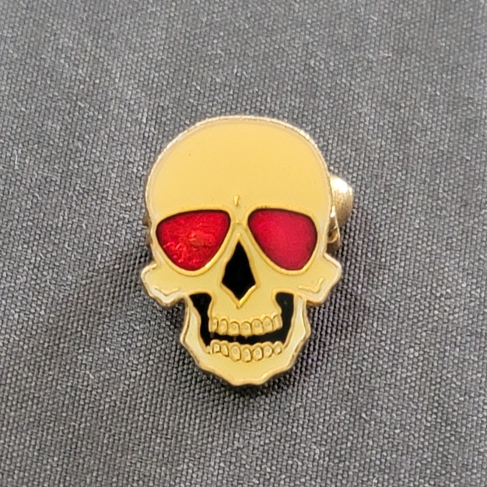 The Unbranded Brand Vtg Skull Red Eyes Lapel Pin Size ONE SIZE - 1 Thumbnail