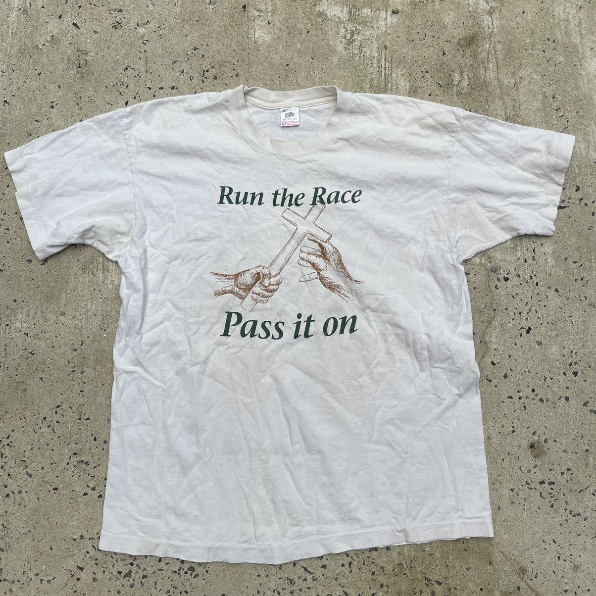 Fruit Of The Loom Vintage 90s RUN THE RACE PASS IT ON Single Stitch Shirt Size US XL / EU 56 / 4 - 1 Thumbnail