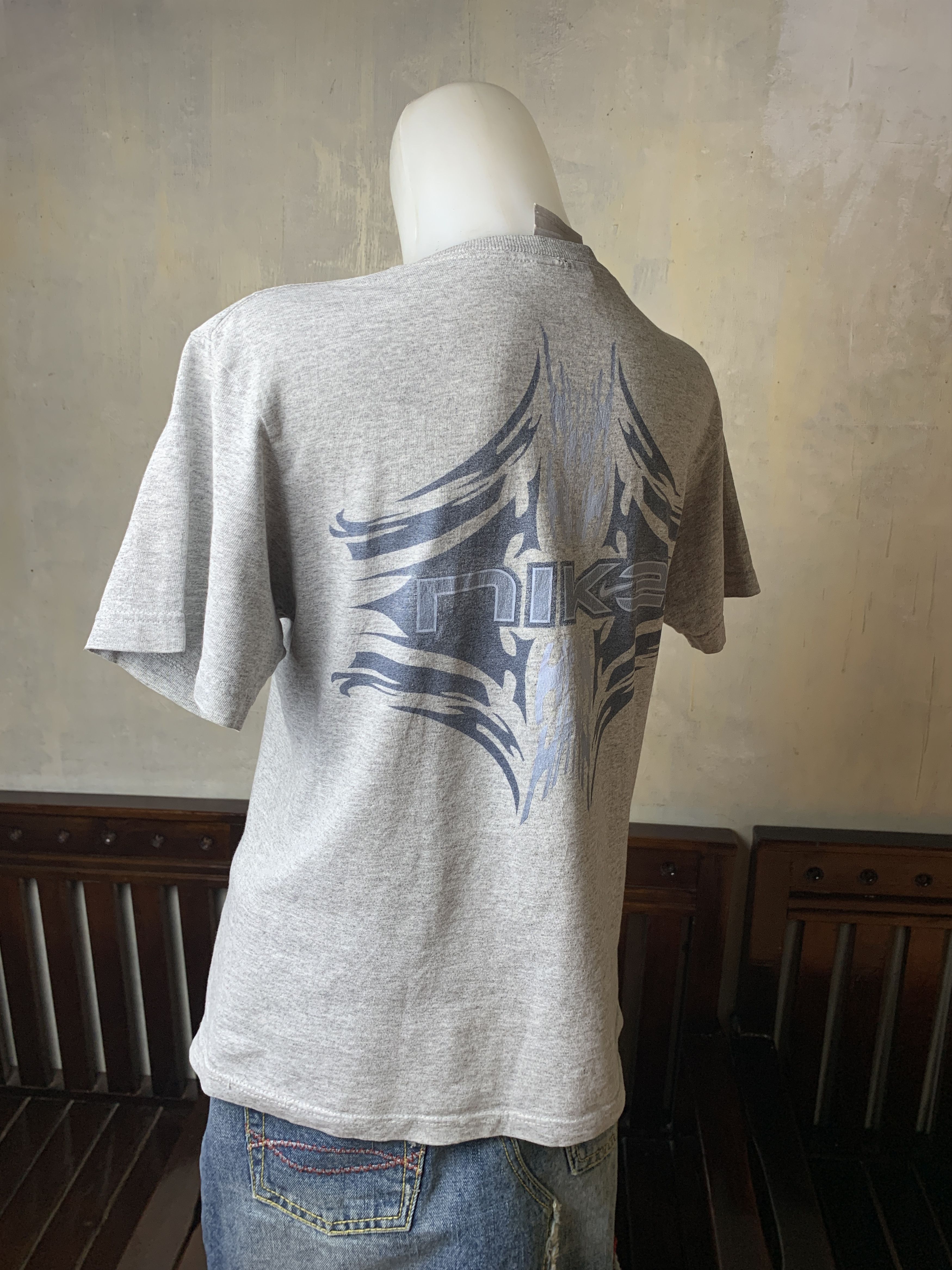 Nike 2000s Nike Gray Tribal Tee (M) Size M / US 6-8 / IT 42-44 - 3 Thumbnail