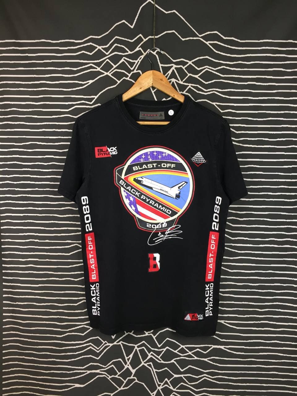 Black Pyramid × Vintage Black Pyramid Chris Brown Streetwear Brand Blast Off Tee Size US M / EU 48-50 / 2 - 1 Thumbnail