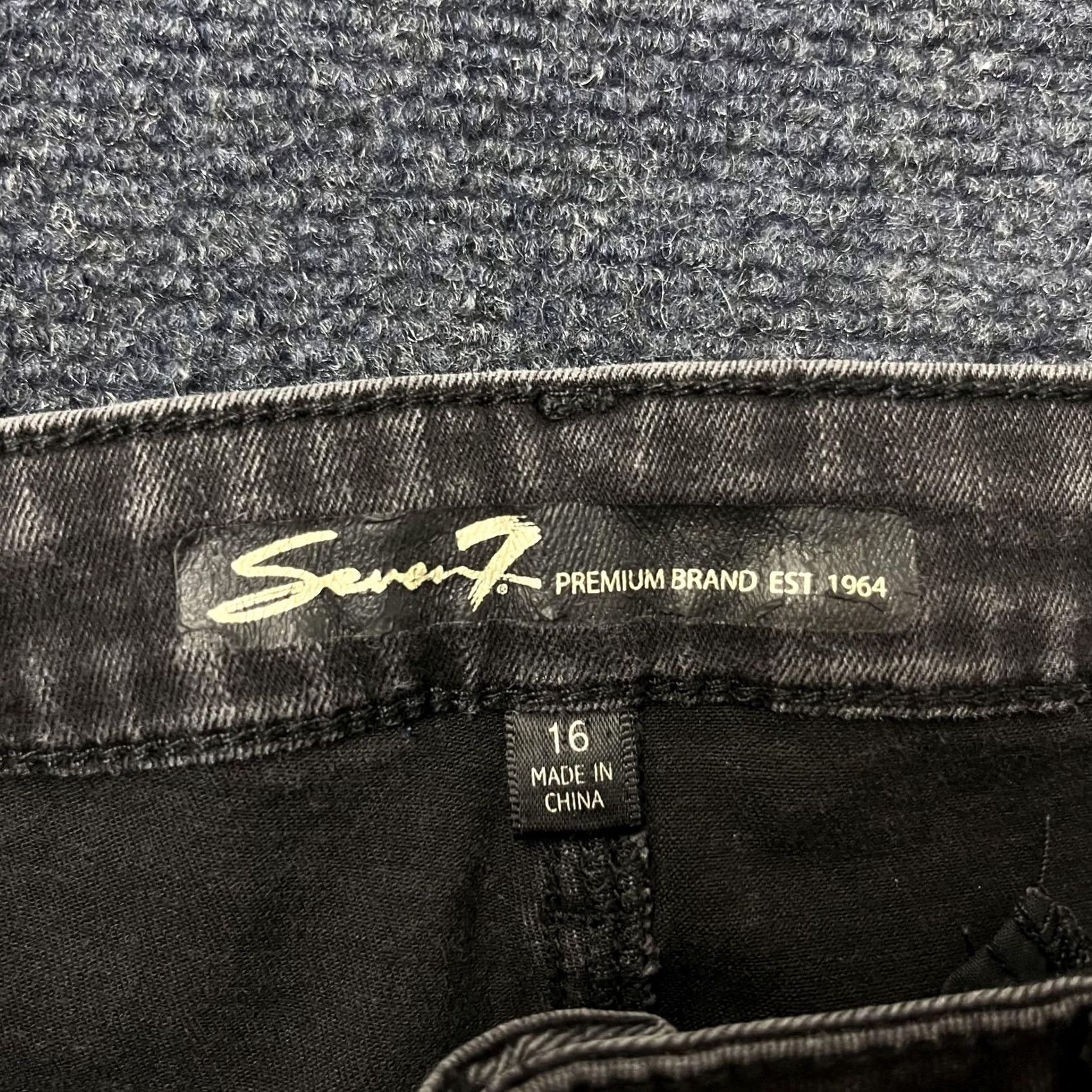 Vintage Y2K Seven7 High Rise Ankle Skinny Jeans Womens 16 Black Floral Embroidered Denim Size 38" / US 16 / IT 52 - 4 Thumbnail