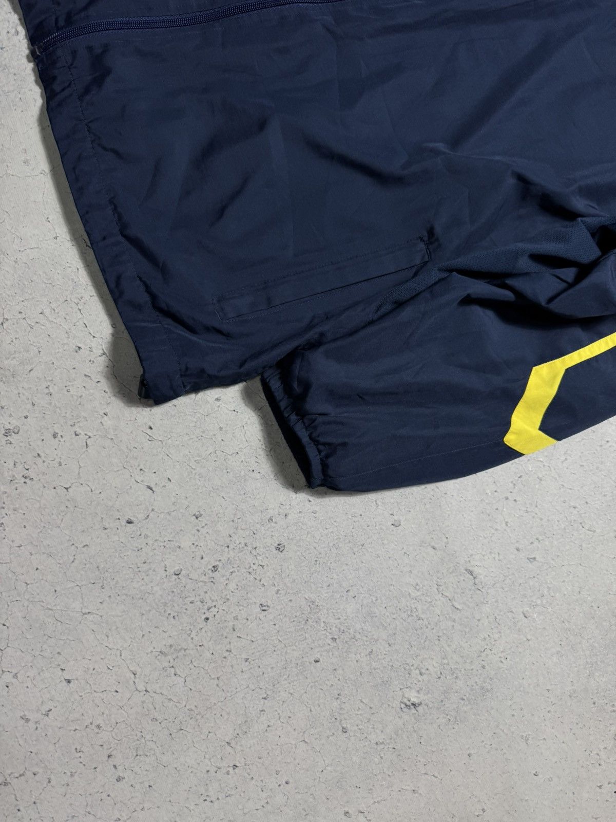 Umbro Umbro Sweden Vintage Nylon Football Track Jacket Soccer Size US L / EU 52-54 / 3 - 3 Thumbnail