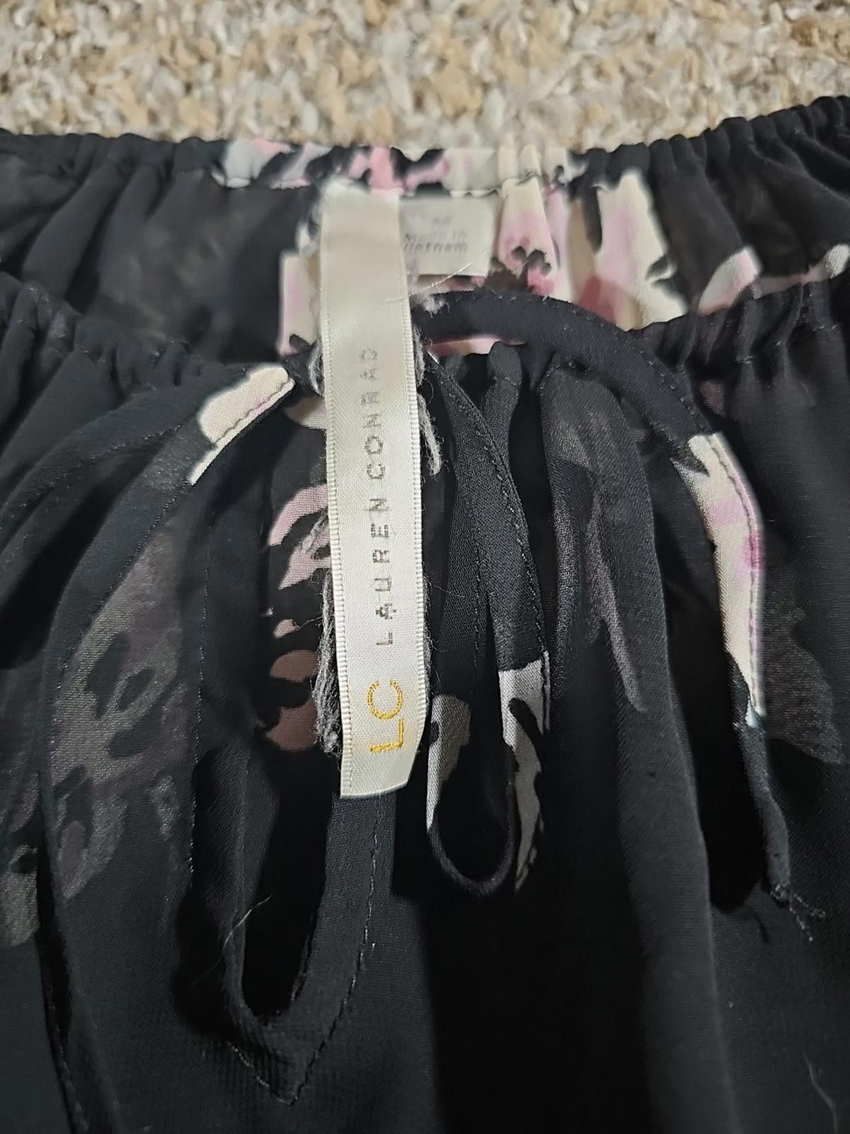 Designer LC Lauren Conrad Sheer Blouse Black Floral M Size M / US 6-8 / IT 42-44 - 2 Thumbnail