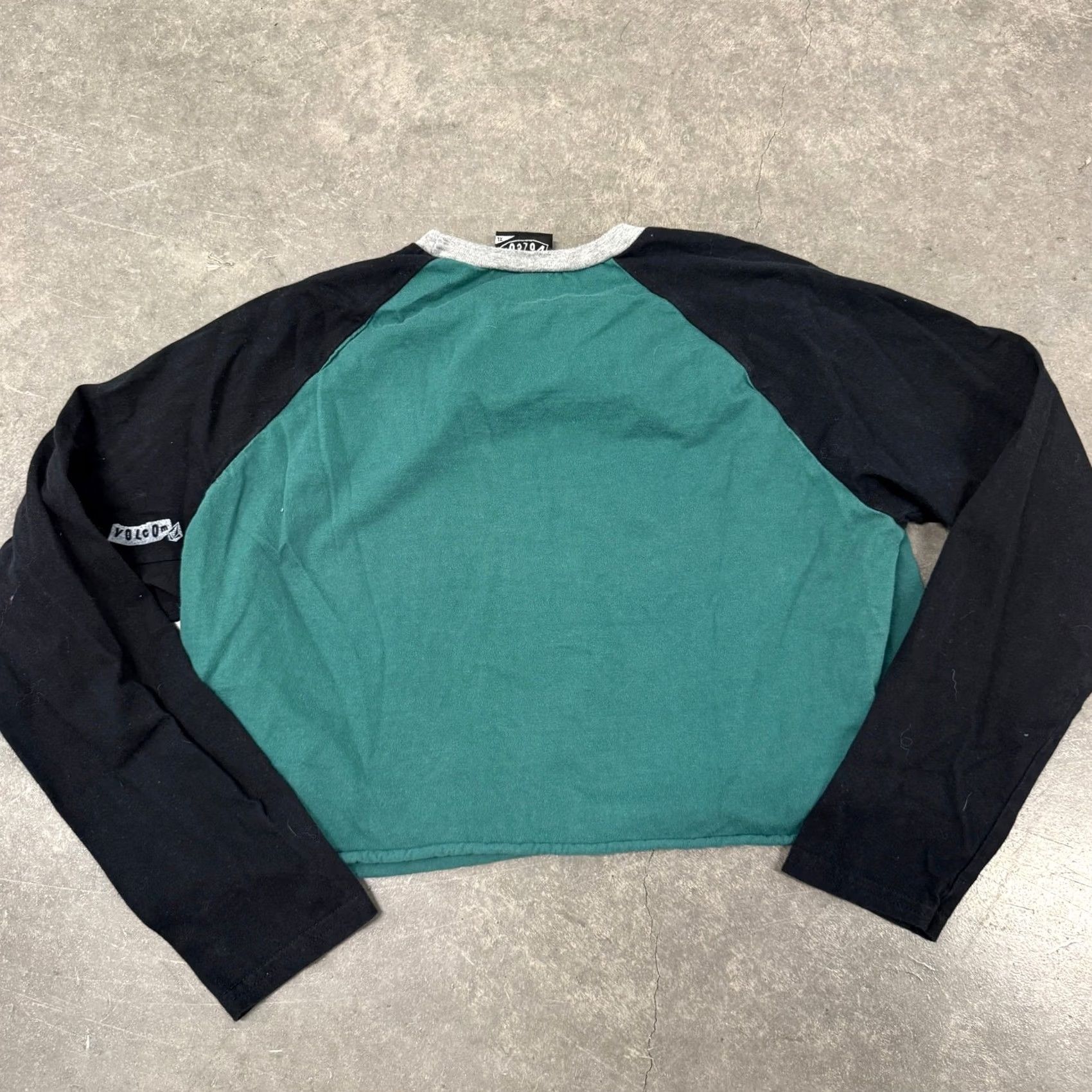 Volcom VINTAGE Volcom Skull Crossbones Longsleeve Crop Top XL Women Black Green T-Shirt 90s 00s Mens Womens Boys Girls Size XL / US 12-14 / IT 48-50 - 2 Thumbnail