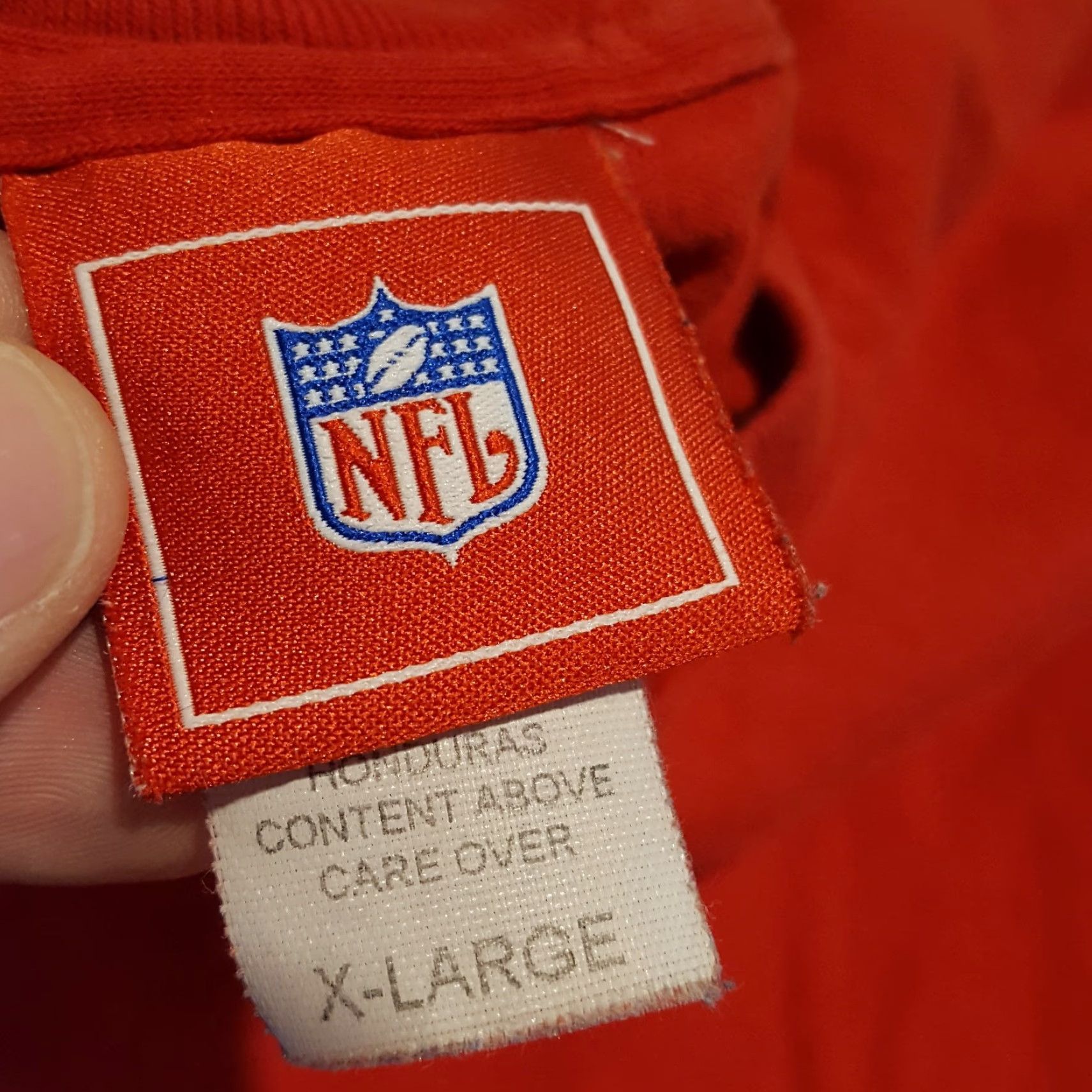NFL Tampa Bay Buccaneers NFL Football Logo Men's Size XL Vintage T Shirt Red Size US XL / EU 56 / 4 - 4 Thumbnail