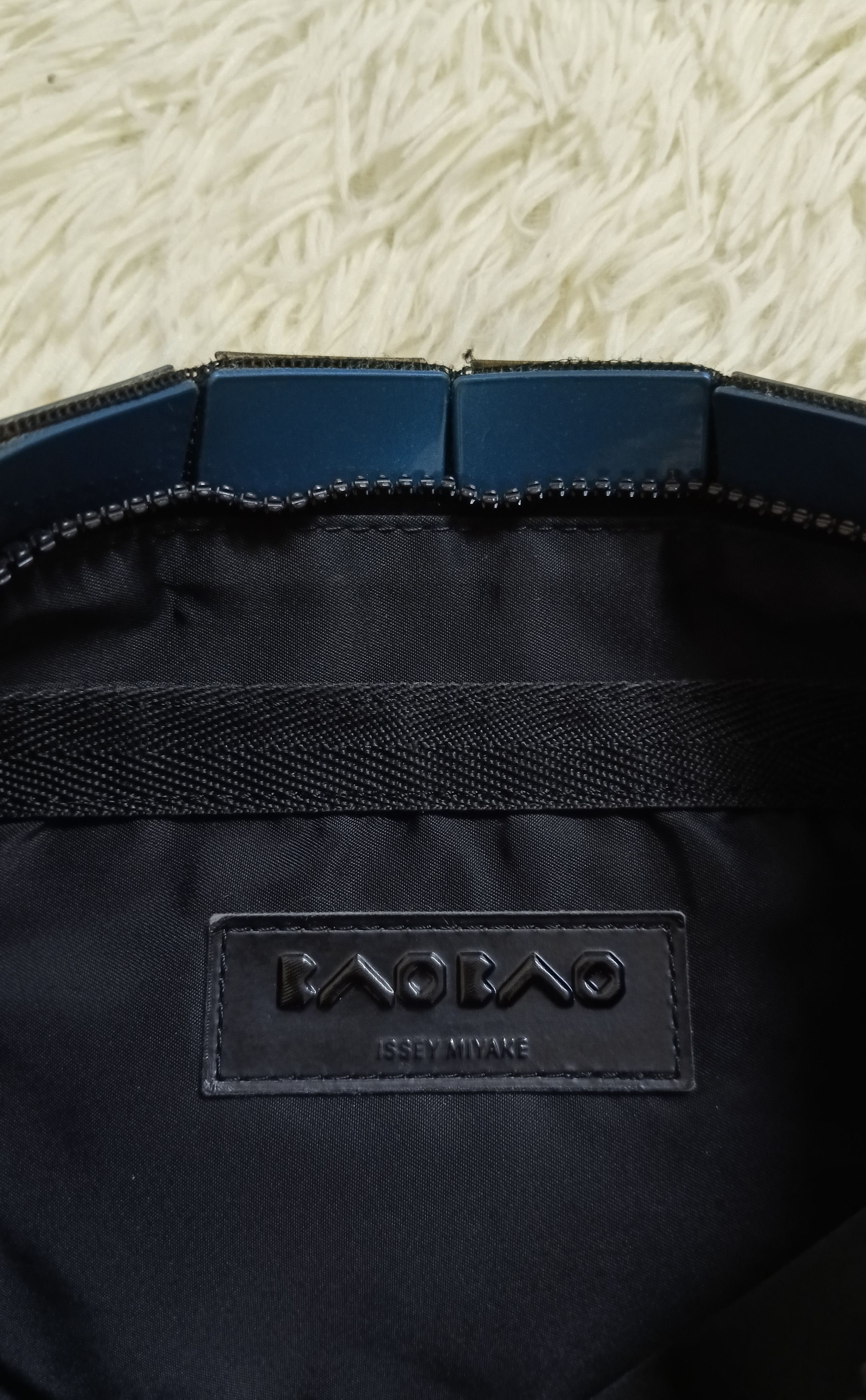 Issey Miyake BOA BOA ISSEY MIYAKI LUCENT CROSSBODY Size ONE SIZE - 12 Thumbnail