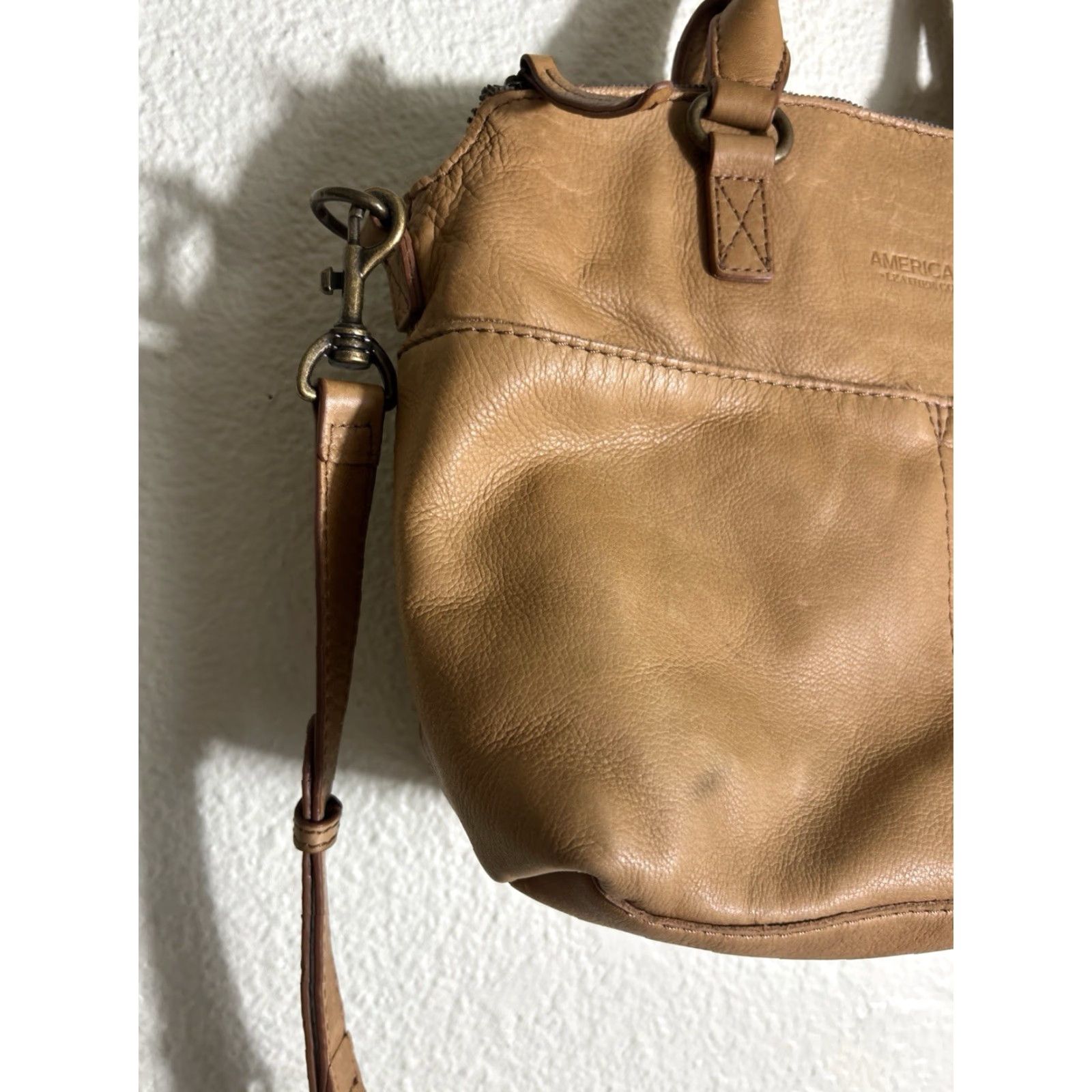 Vintage VINTAGE American Leather Co Crossbody Handbag Tan 11x10x5.5 Women Accessories Gr ay Leather Stains Size ONE SIZE - 3 Thumbnail