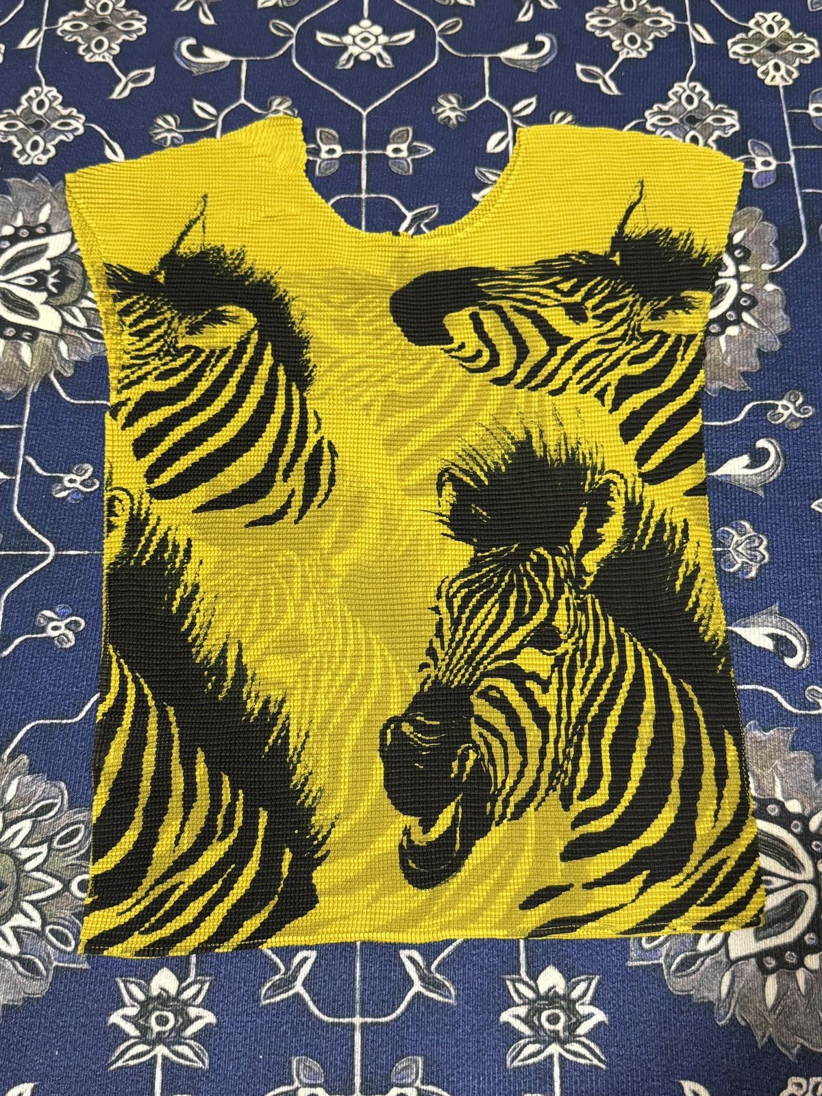 Issey Miyake S/S 2014 me Issey Miyake Pleated Top Yellow and Black Zebra Size XS / US 0-2 / IT 36-38 - 2 Thumbnail