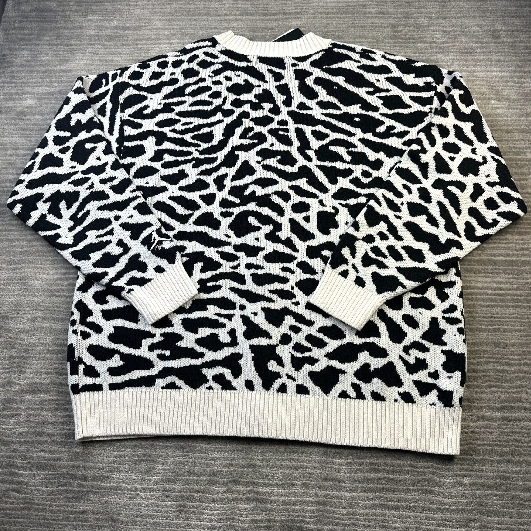 Jordan Brand VINTAGE Jordan Sweater Mens XL Cardigan White Black Elephant Print Heritage Size US XL / EU 56 / 4 - 2 Thumbnail