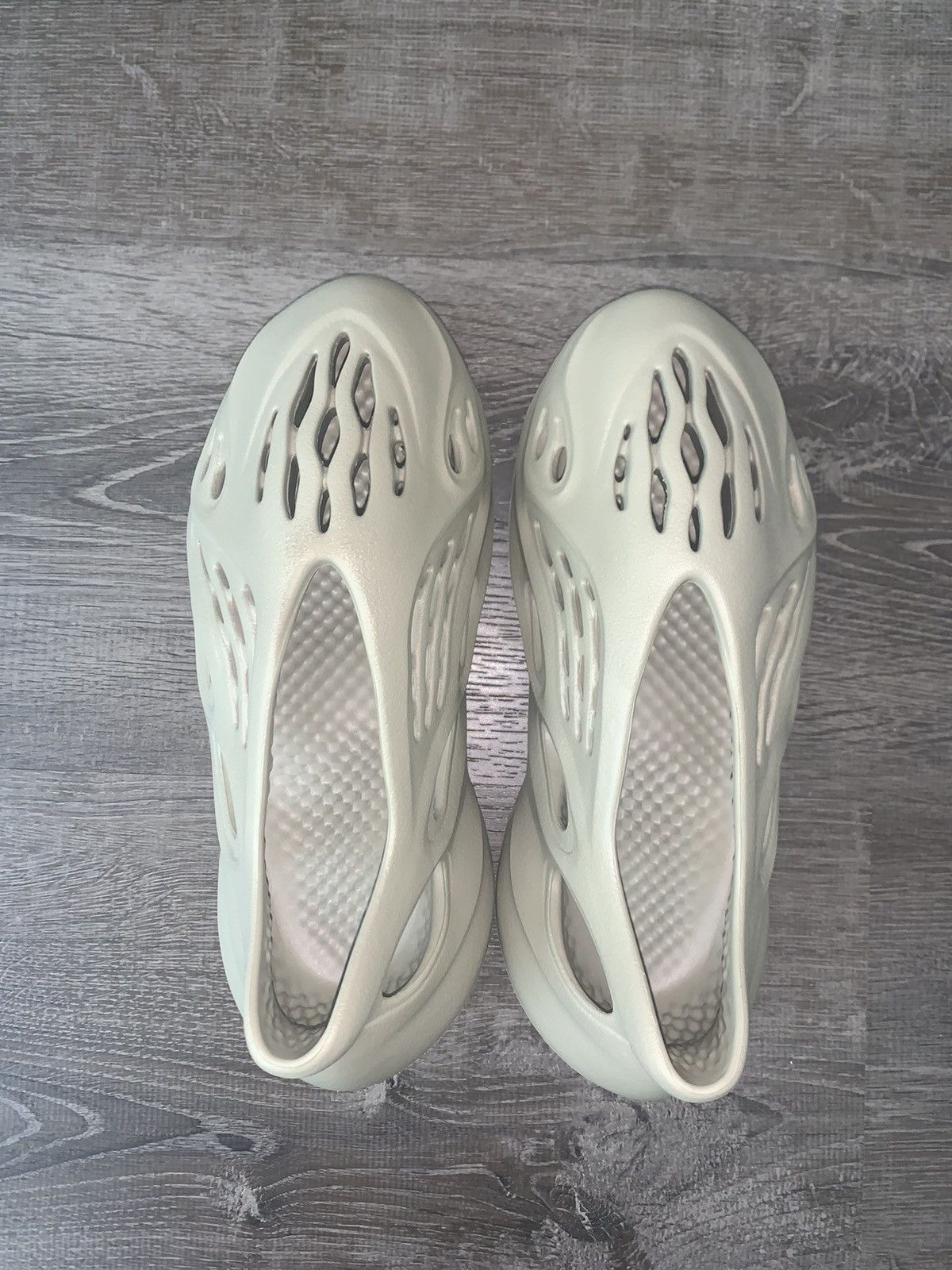 Adidas Yeezy Foamrunner Stone Salt Size 10M Size US 10 / EU 43 - 6 Thumbnail