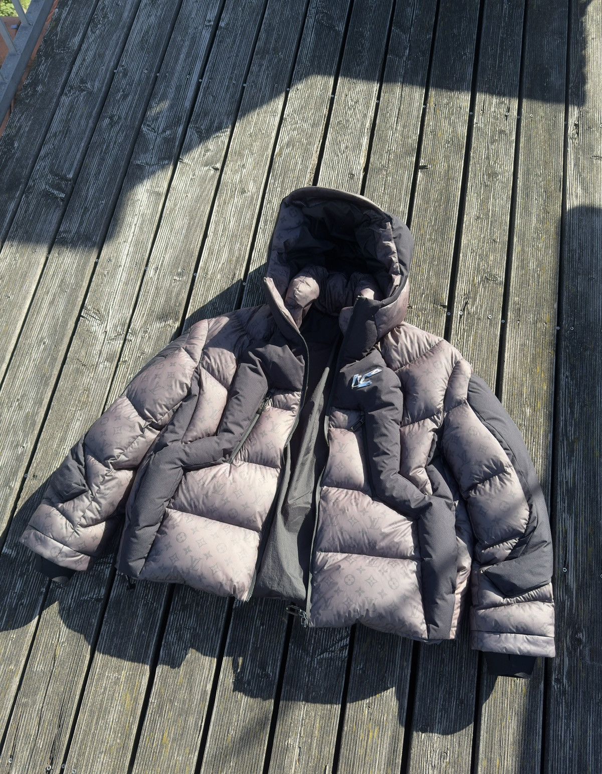 Louis Vuitton Louis Vuitton x Virgil Abloh - 2054 Heat reactive Puffer Size US M / EU 48-50 / 2 - 1 Thumbnail