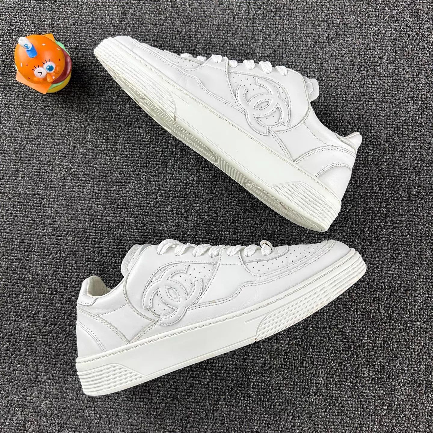 Chanel Chanel 23A White CC Logo Sneaker 37.5 Size US 7 / IT 37 - 4 Thumbnail