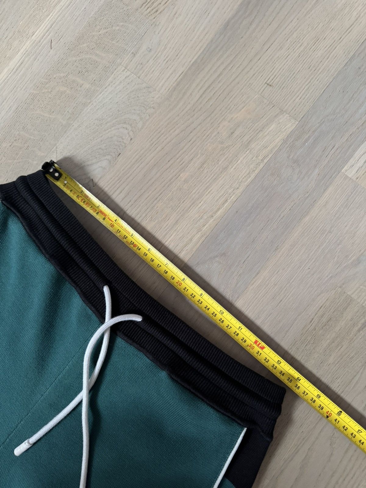 Louis Vuitton LOUIS VUITTON HYBRID NYLON JOGGER sizes in photos by tap Size US 32 / EU 48 - 4 Thumbnail
