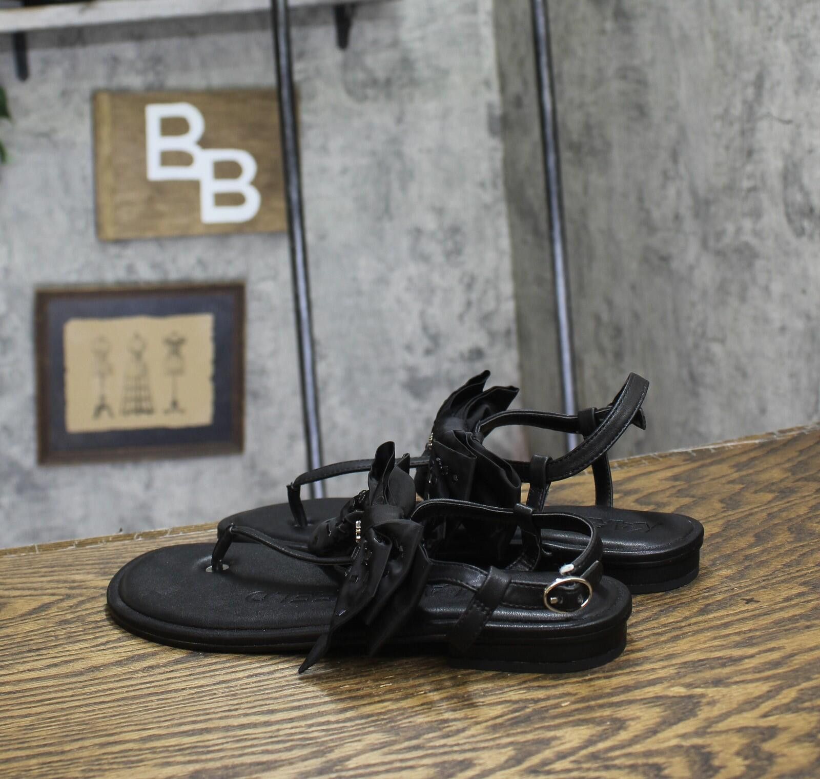 Karl Lagerfeld Nwt Karl Lagerfeld Studded Bow Thong Sandal Slide Black 9m Size US 9 / IT 39 - 2 Thumbnail