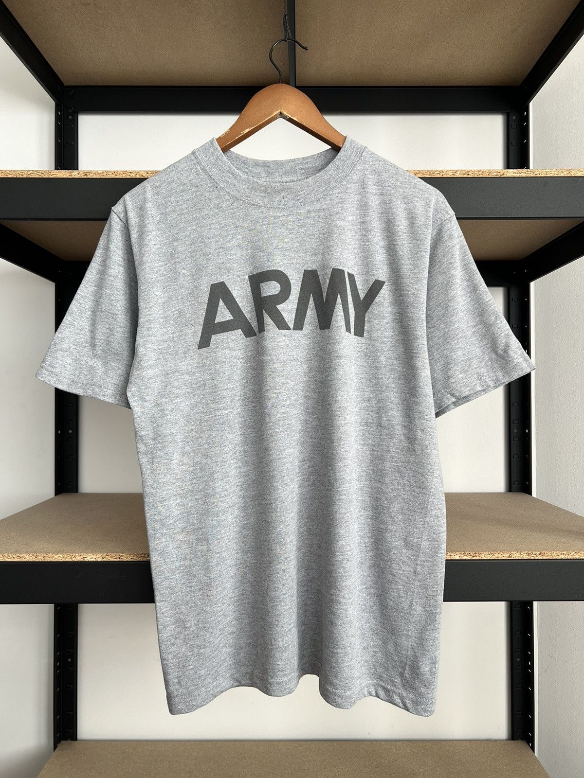Vintage Vintage 2000s Army USA Training Reflective Print Gray Tshirt Size US S / EU 44-46 / 1 - 1 Thumbnail