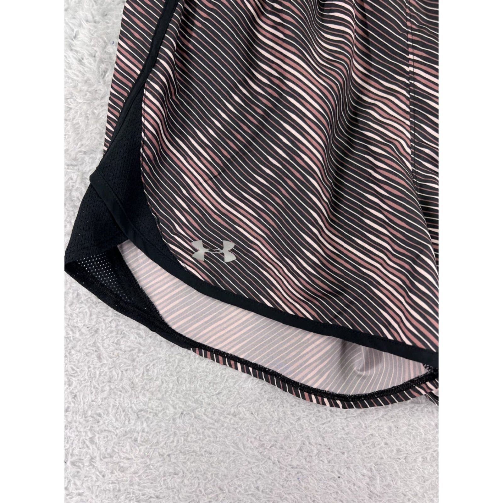 Under Armour Under Armour Shorts Womens M Pink Black Striped Running Jogging Polyester Athletic Breathable Quick Dry 100% Polyester Womens Shorts Size 32" / US 10 / IT 46 - 6 Thumbnail