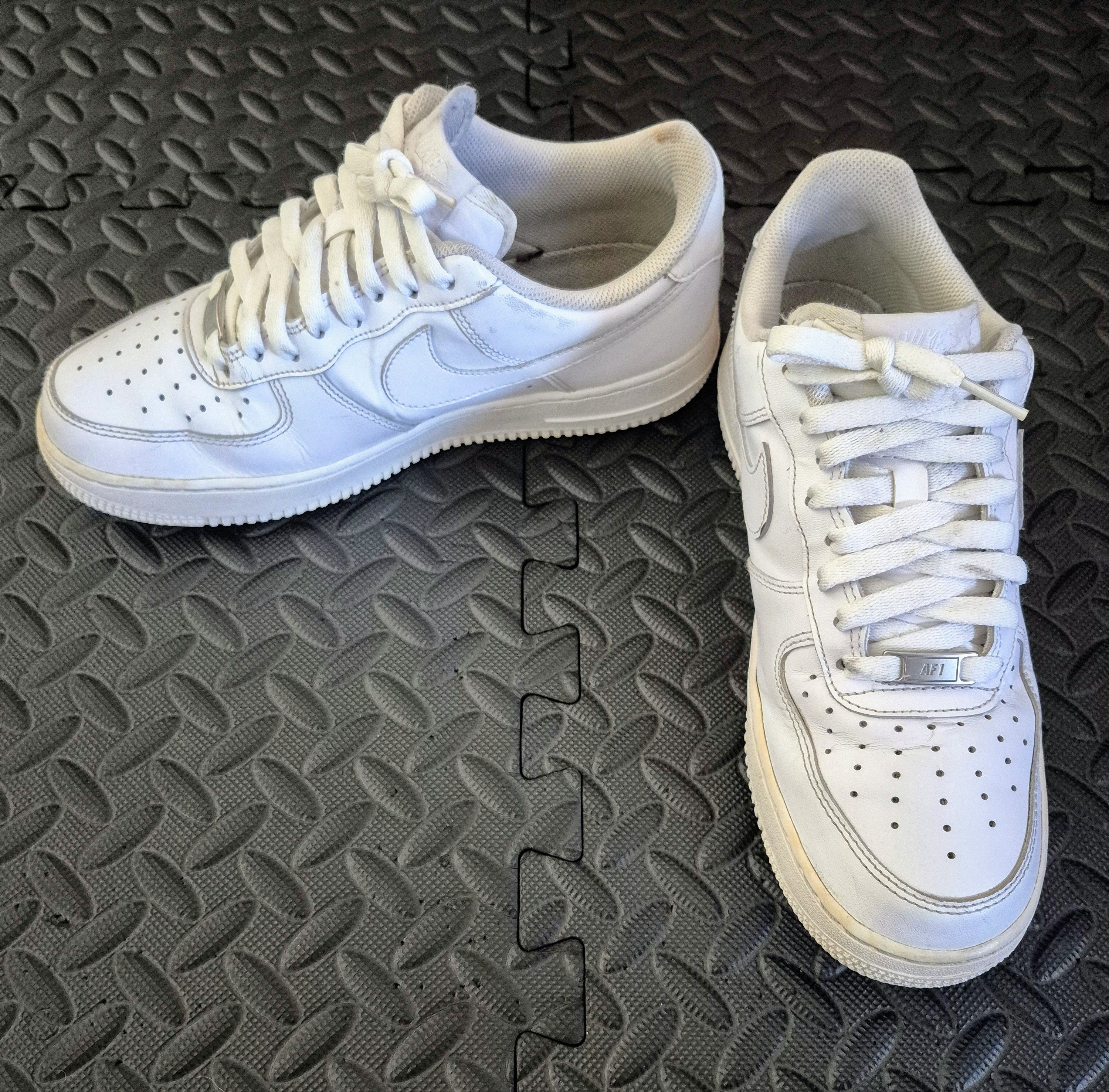 Nike Size 8.5M - Nike Air Force 1 Low '07 Triple White Size US 8.5 / EU 41-42 - 1 Thumbnail