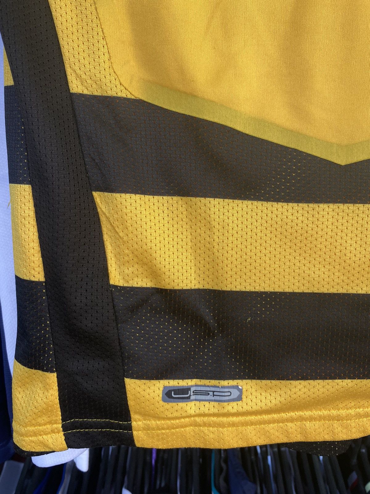 Puma 2008/09 PUMA YOUNG BOYS HOME SOCCER FOOTBALL JERSEY SHIRT Size US XS / EU 42 / 0 - 12 Thumbnail