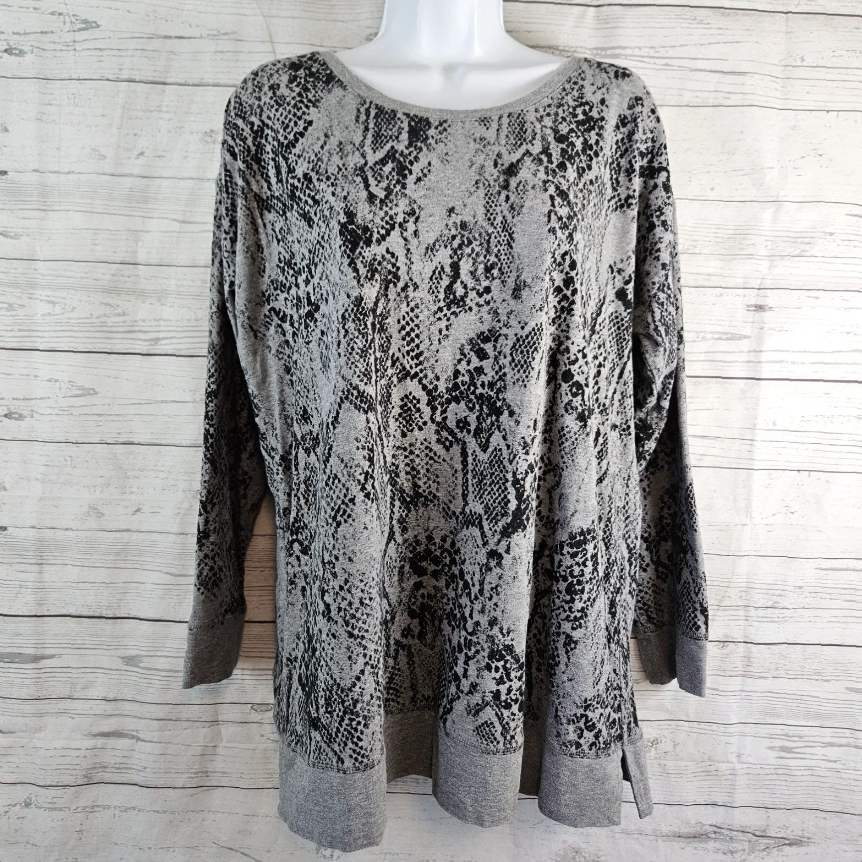 Vintage Chico's Zenergy Womens Top L Gray Black Snakeskin Print Long Sleeve Pullover Shirt Basic Adults Womens Size L / US 10 / IT 46 - 2 Thumbnail
