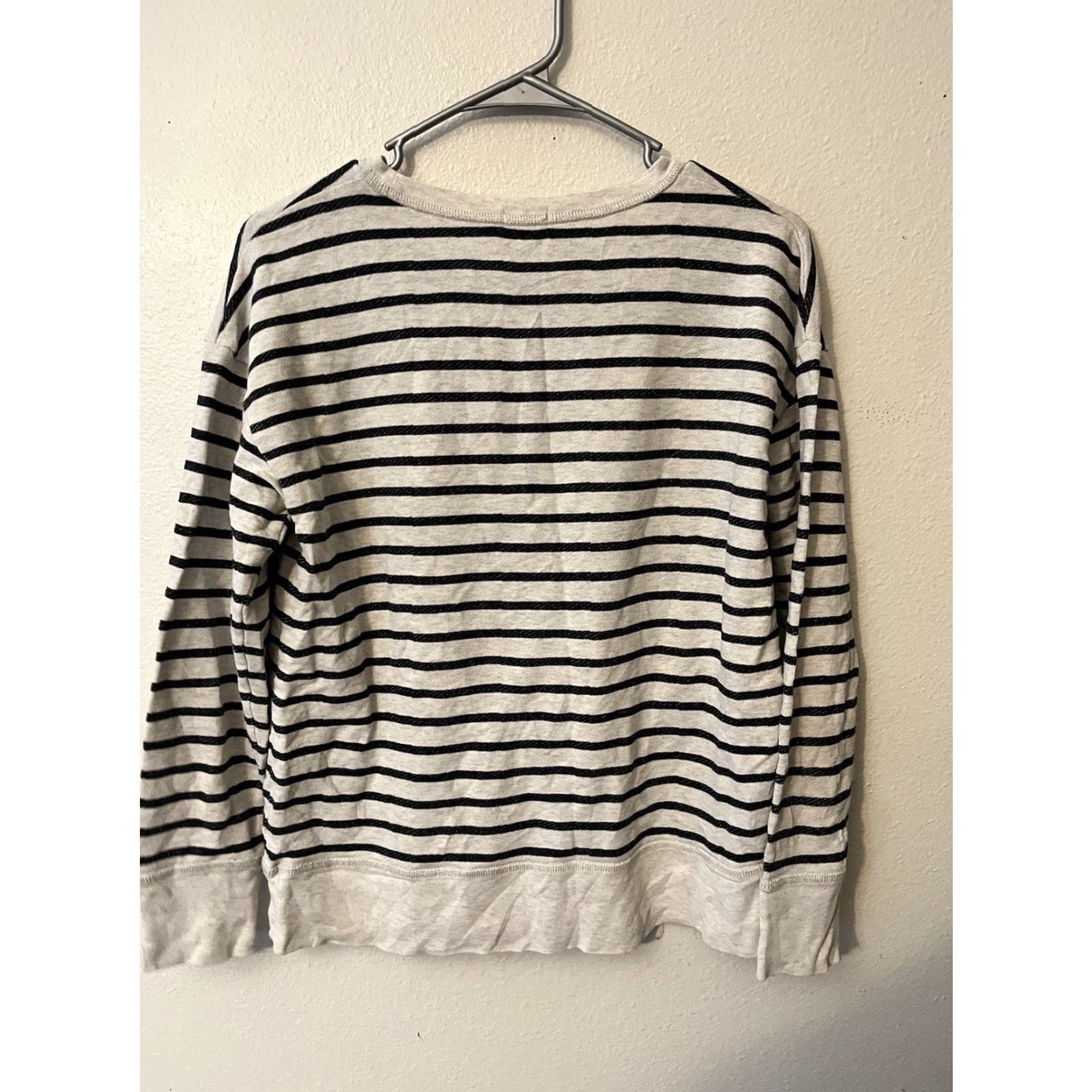 J.Crew J.Crew Cheers women’s Small long sleeve gray striped pullover sweatshirt Salud Sweatshirt Shirt Women Small Gray Striped Pullover Cheers Salud Size S / US 4 / IT 40 - 2 Thumbnail