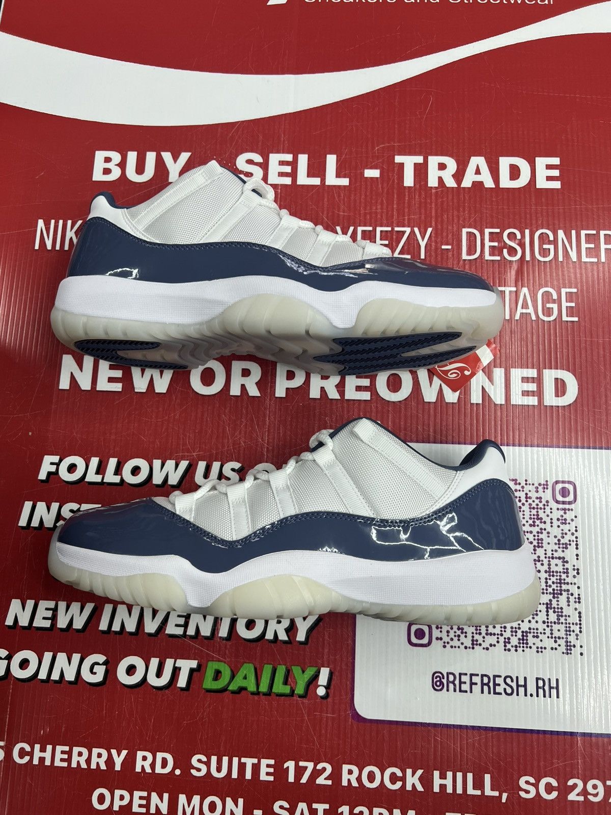 Jordan Brand Air Jordan 11 Low Diffused Blue Size 13 Size US 13 / EU 46 - 2 Thumbnail