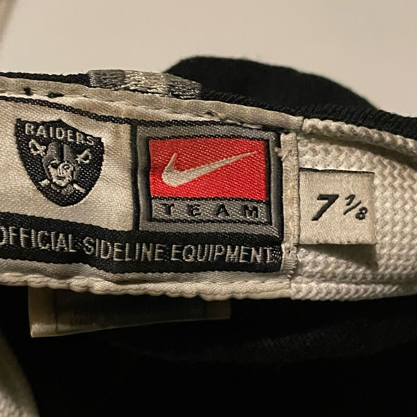 NFL × Nike Las Vegas Oakland Raiders NFL x Nike Team Fitted Size 7 1/8 Size ONE SIZE - 8 Thumbnail